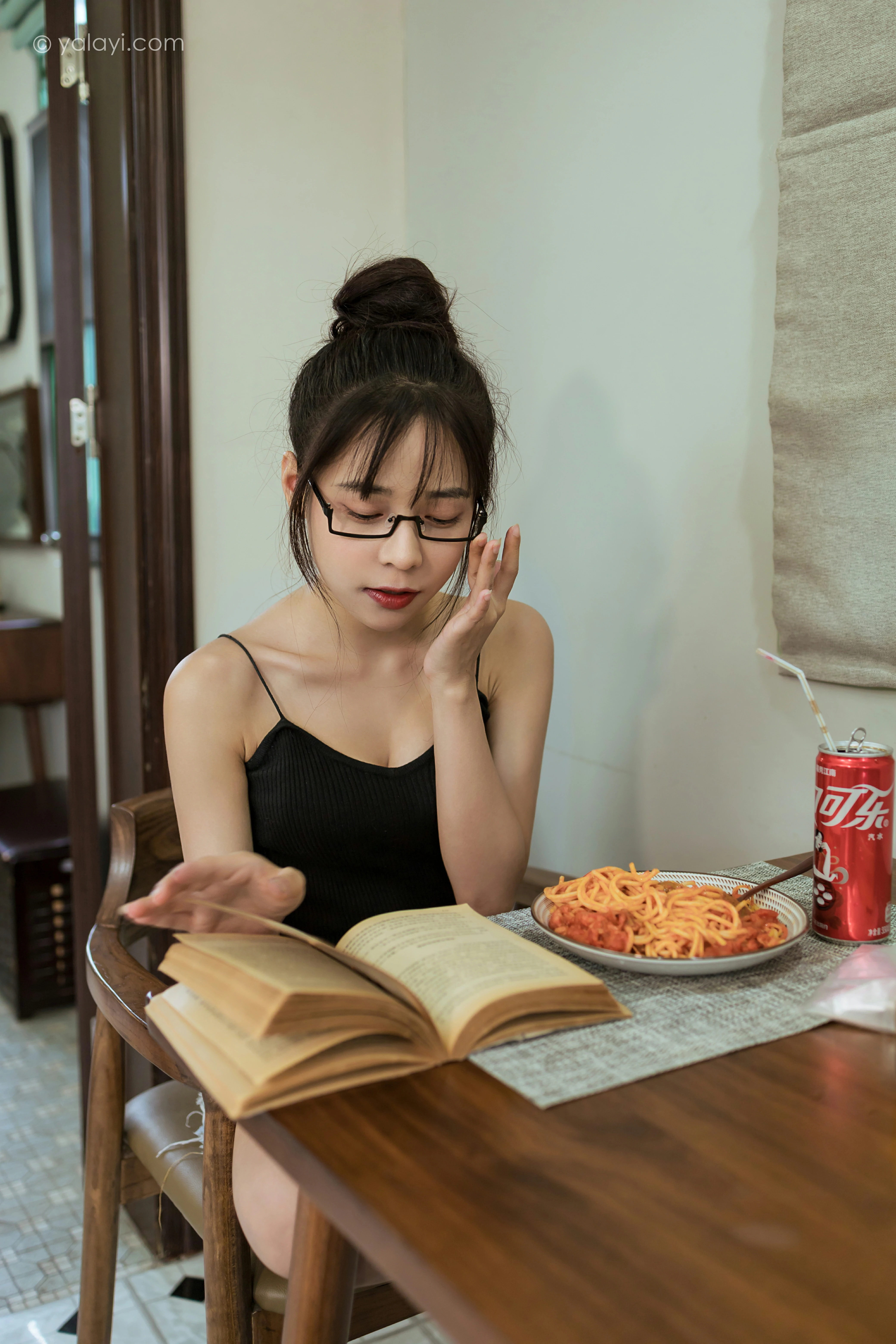 [YALAYI雅拉伊]NO.836 日常 诗咏 黑色性感小背心加牛仔热裤清纯可爱写真集第2张