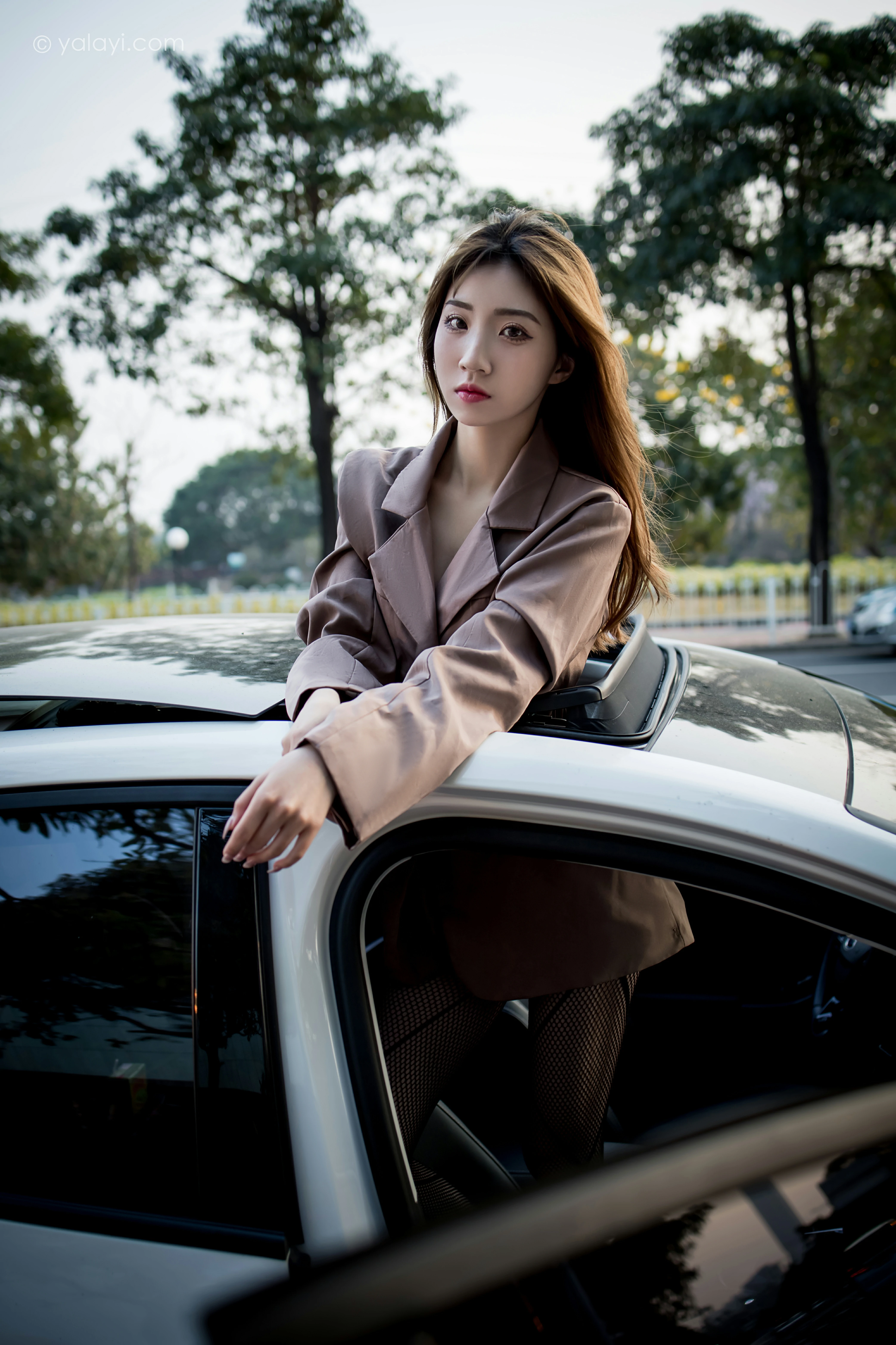 [YALAYI雅拉伊]NO.773 驶出伤城 小乔 粉色连身风衣加黑色情趣渔网袜性感写真集第2张