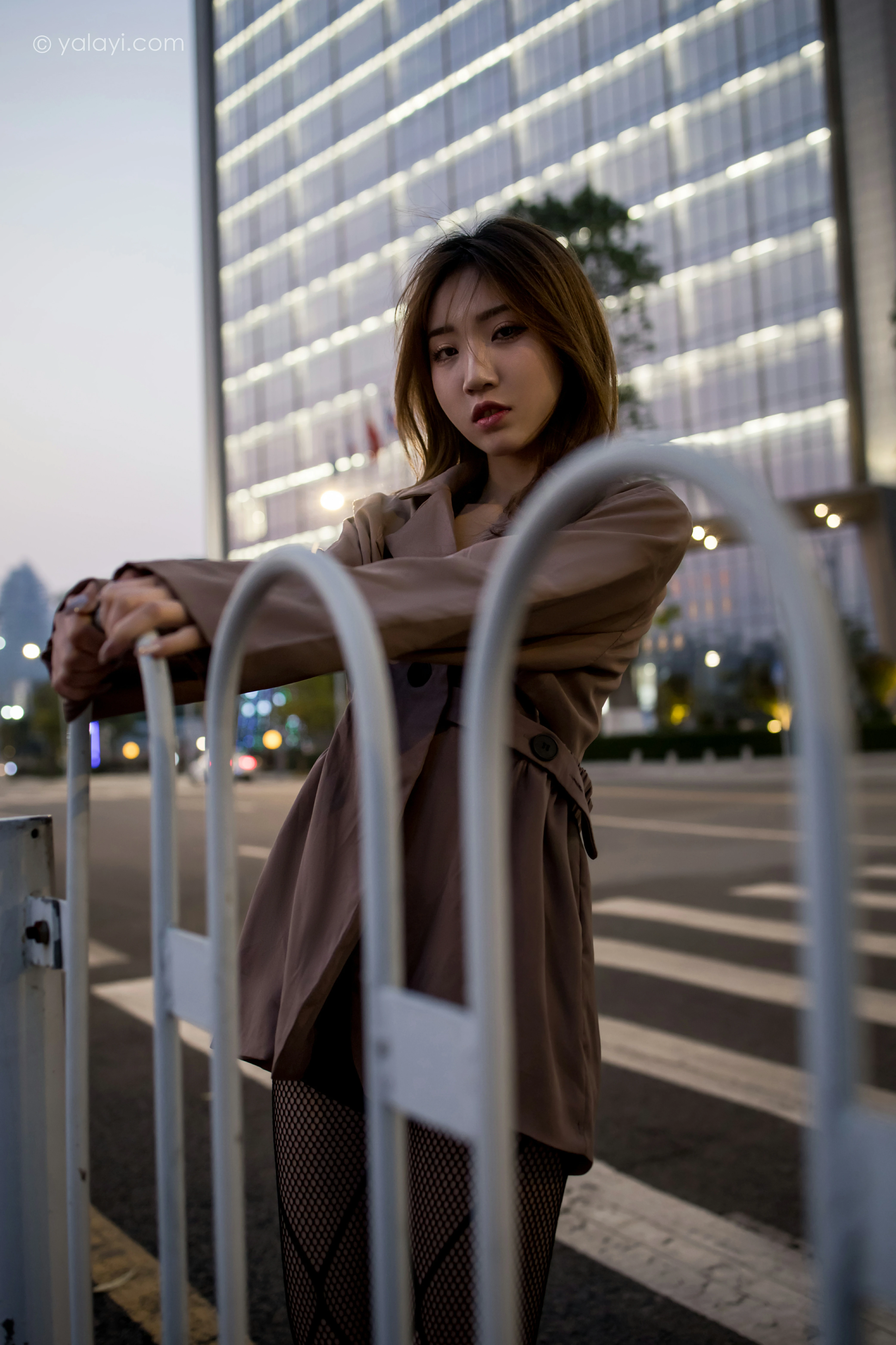 [YALAYI雅拉伊]NO.773 驶出伤城 小乔 粉色连身风衣加黑色情趣渔网袜性感写真集第9张