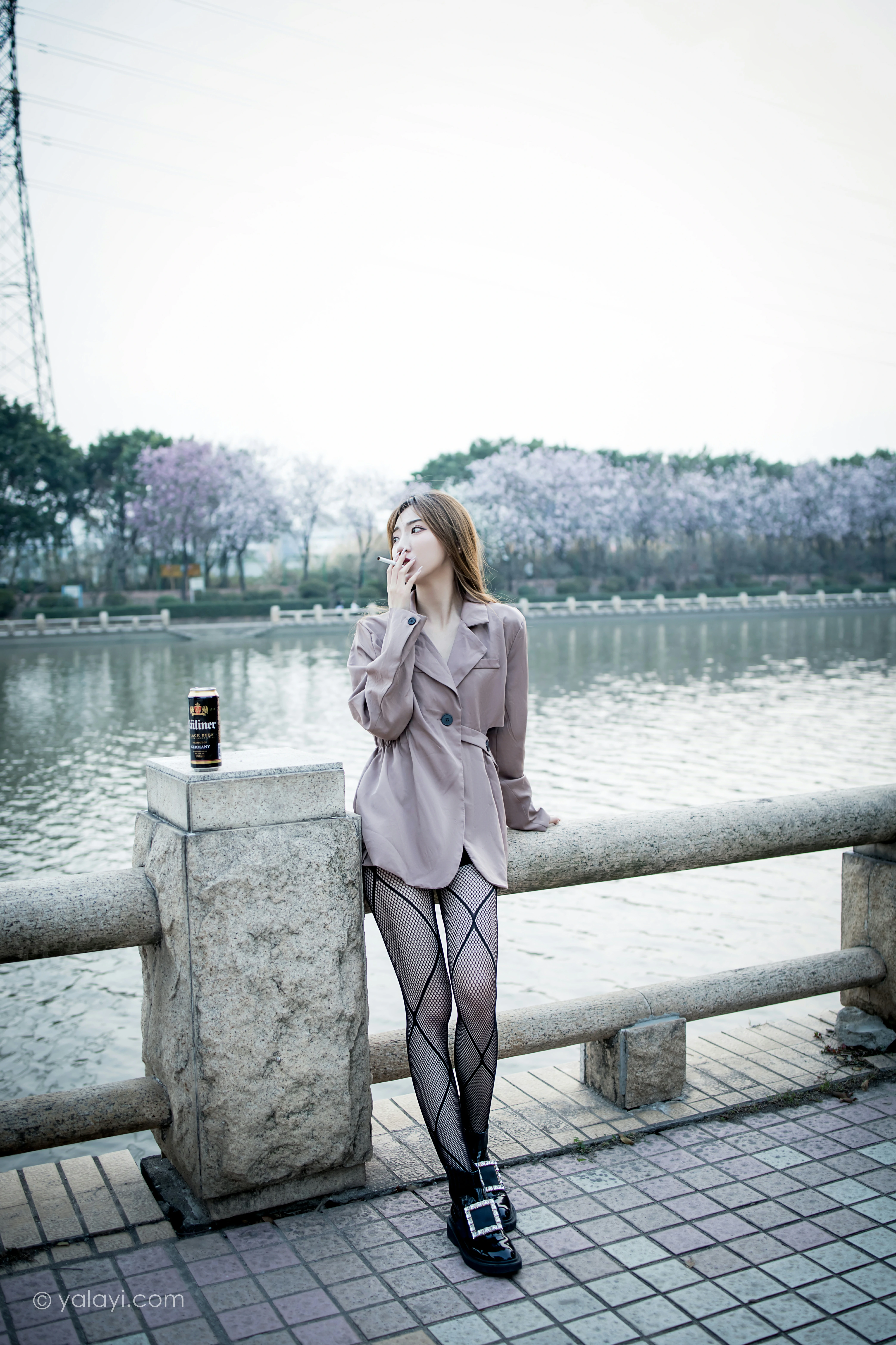 [YALAYI雅拉伊]NO.773 驶出伤城 小乔 粉色连身风衣加黑色情趣渔网袜性感写真集第7张