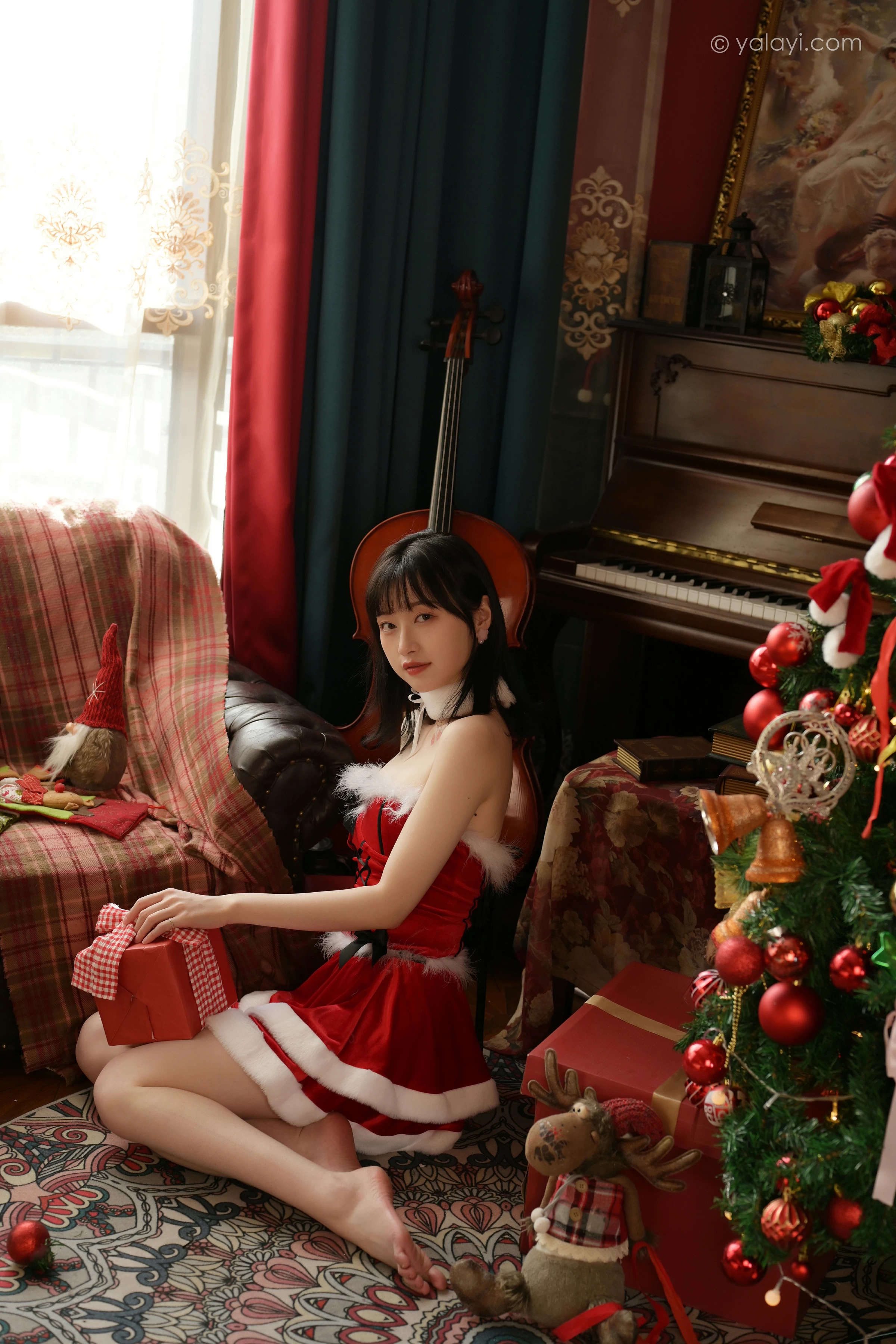 [YALAYI雅拉伊]2021.12.25 平平安安 京京 红色抹胸圣诞女郎制服裙性感私房写真集第4张