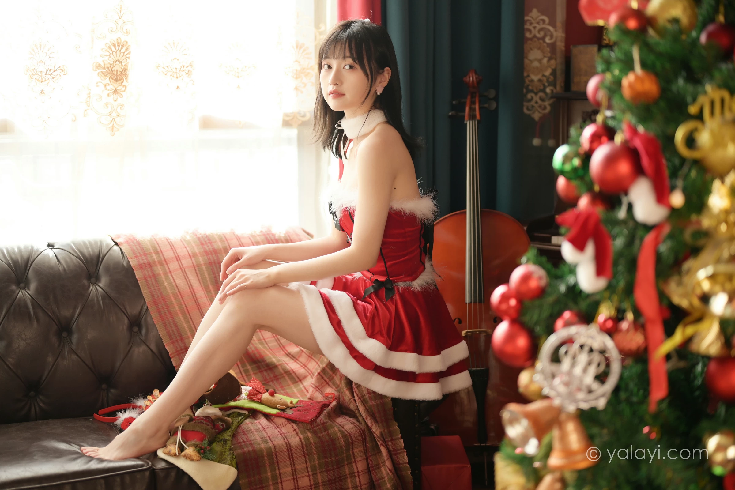 [YALAYI雅拉伊]2021.12.25 平平安安 京京 红色抹胸圣诞女郎制服裙性感私房写真集第8张