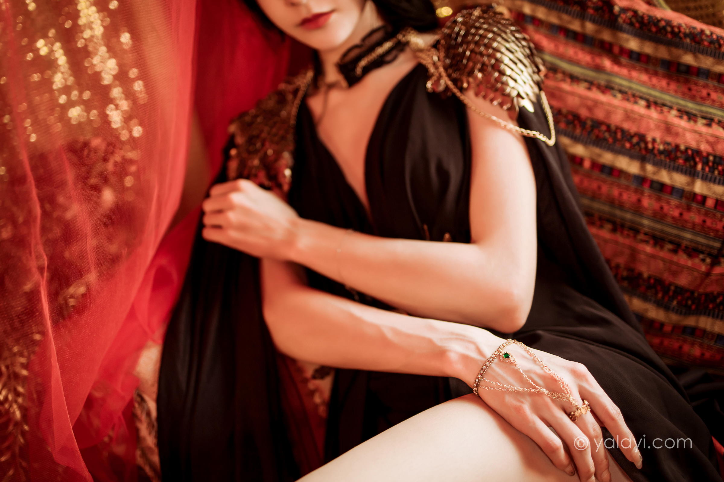 [YALAYI雅拉伊]2022.07.29 鬼刀公主 陈若冰 黑色披肩加黑色深V情趣礼服裙性感私房写真集第10张