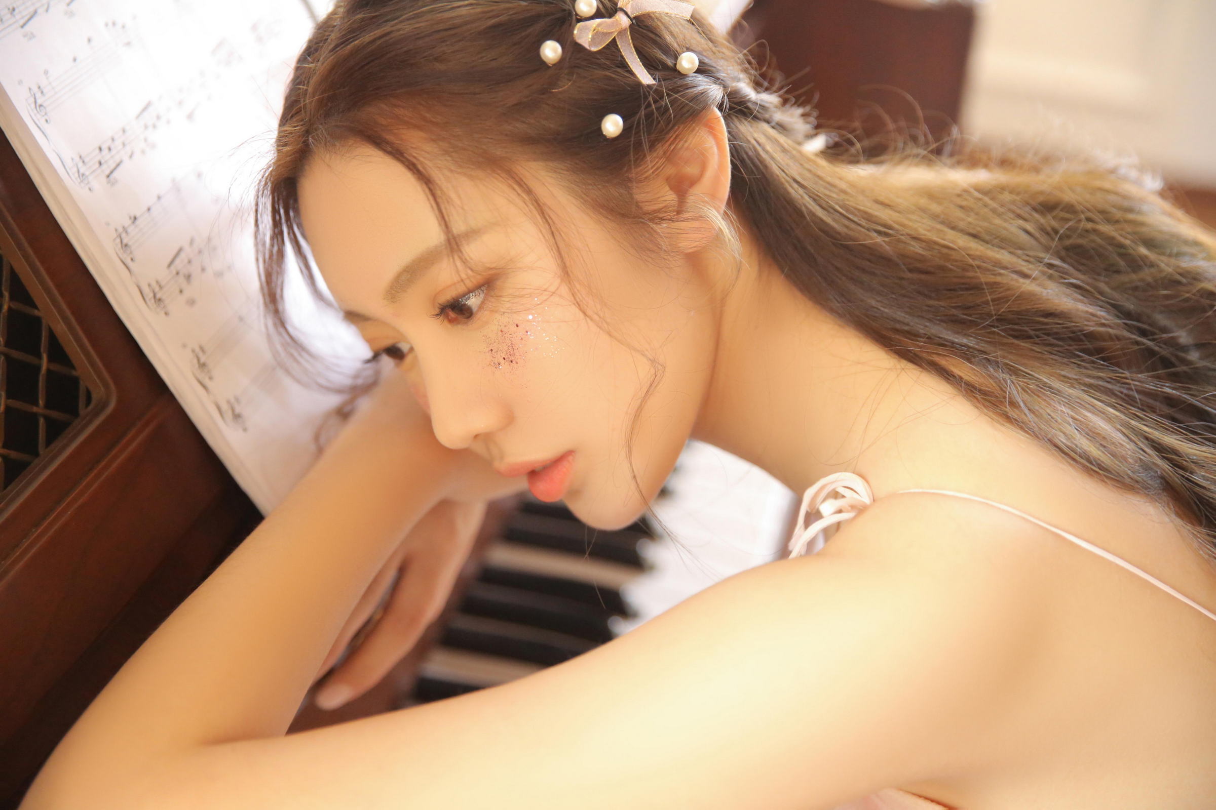 [YALAYI雅拉伊]2022.04.27 甜酷女生 粉色吊带连衣裙与白色和服清纯写真集第10张