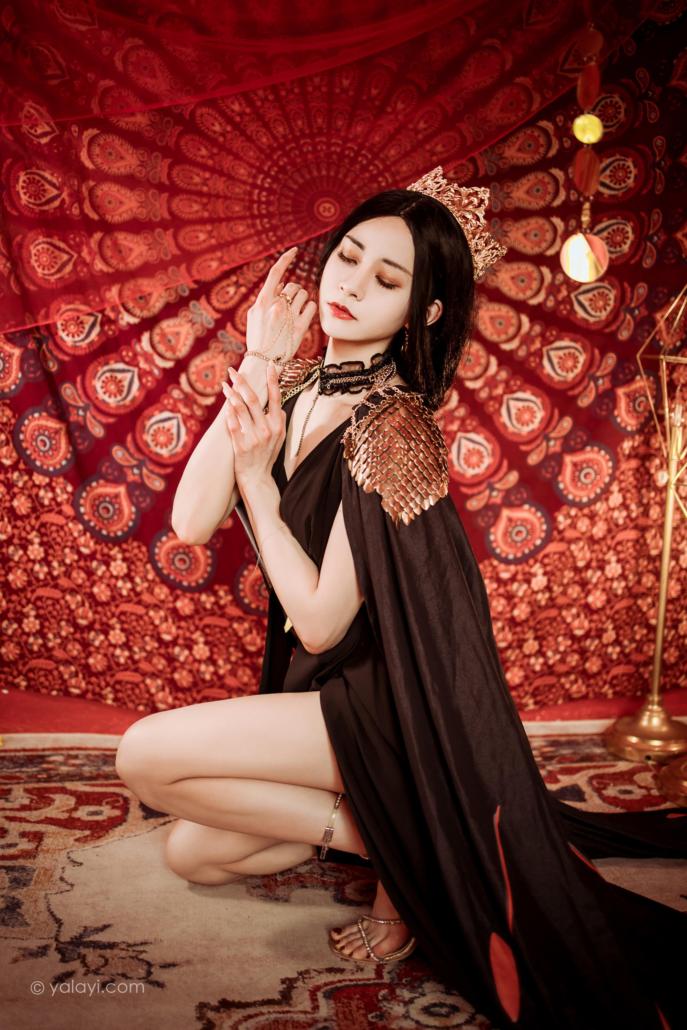 [YALAYI雅拉伊]2022.07.29 鬼刀公主 陈若冰 黑色披肩加黑色深V情趣礼服裙性感私房写真集第6张