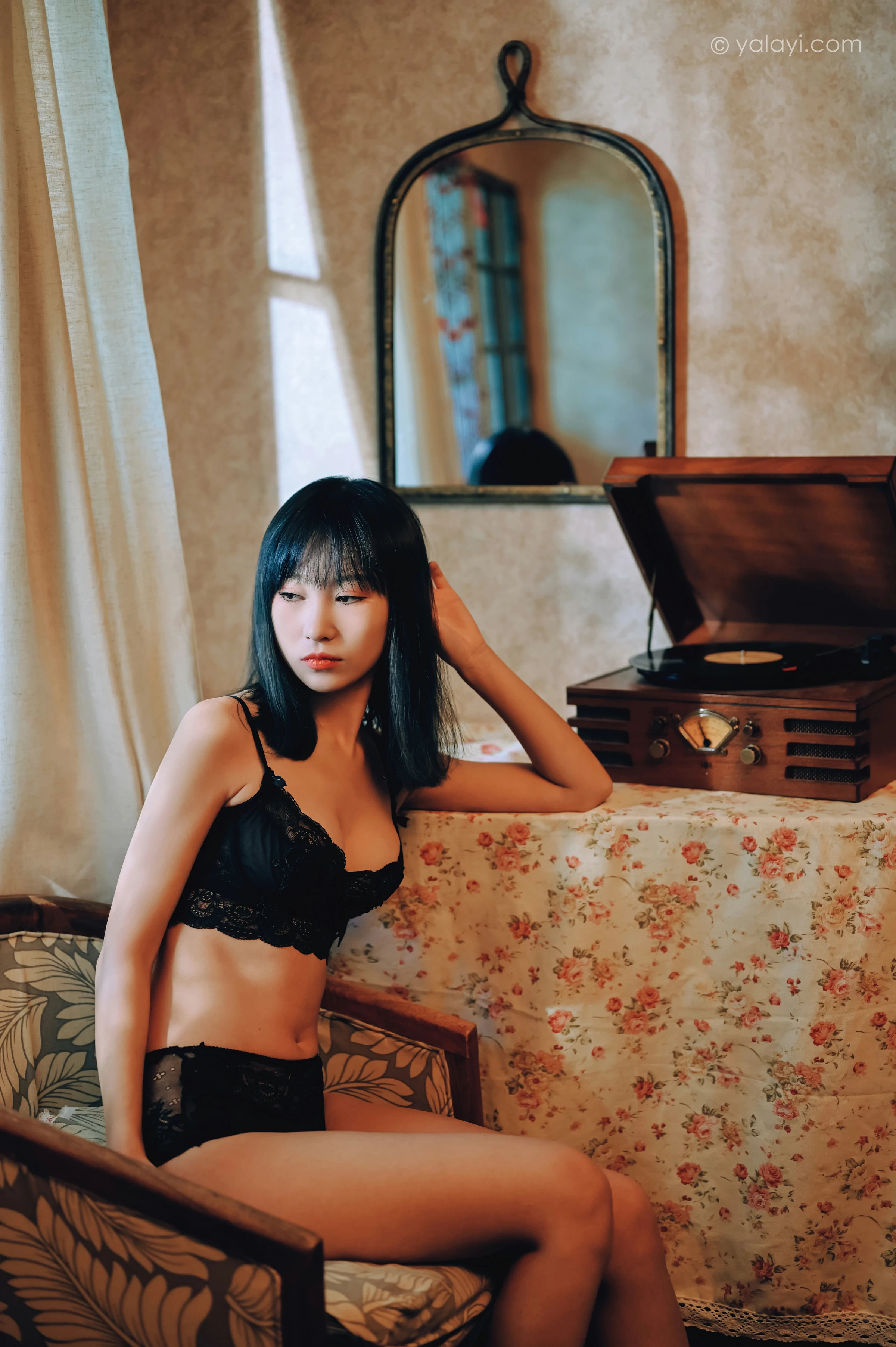 [YALAYI雅拉伊]NO.662 《窗内心语》 田也 黑色蕾丝内衣居家性感私房写真集第1张
