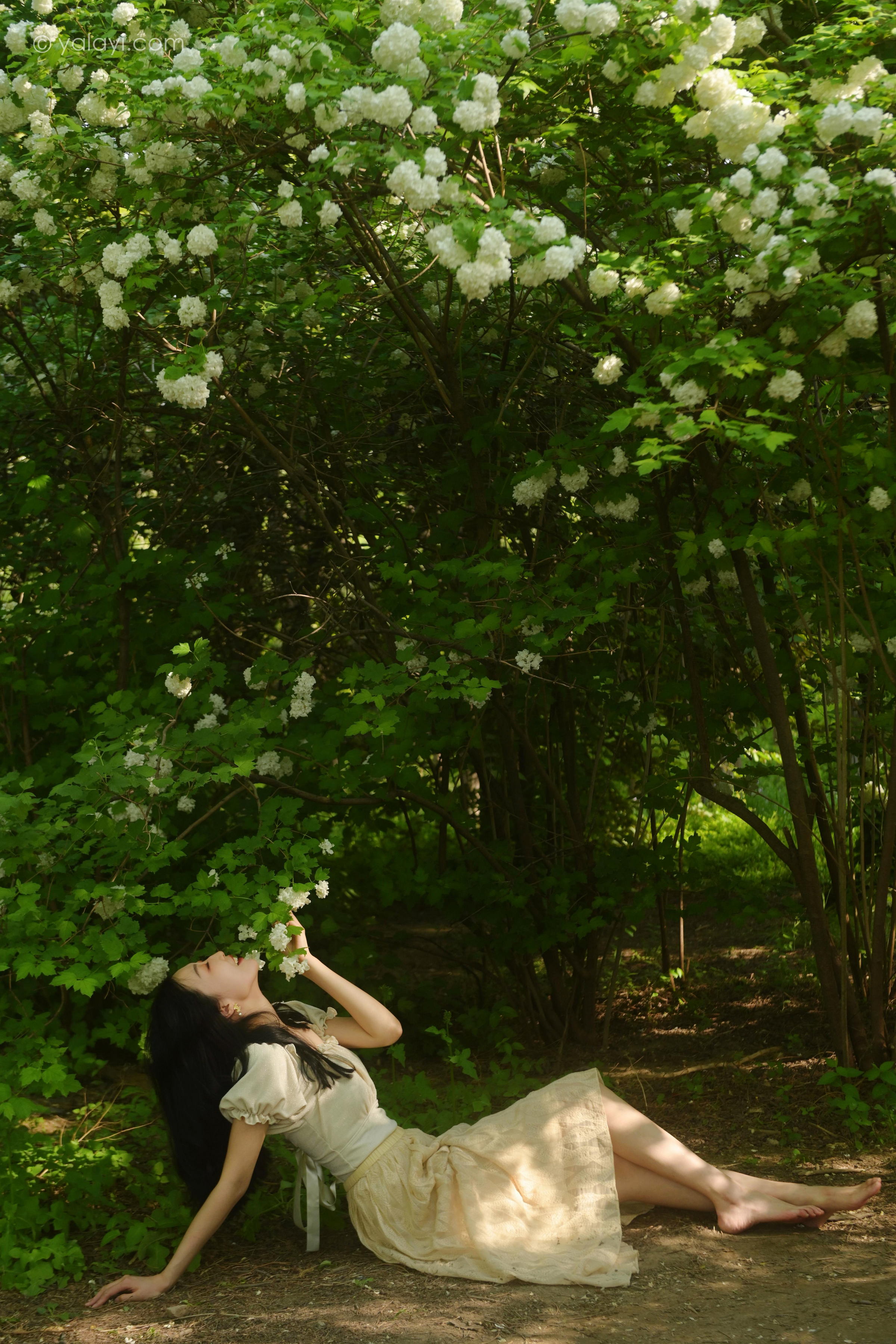 [YALAYI雅拉伊]2022.06.15 气息 佳佳 白色裸背短袖加黄色长裙清纯写真集第7张