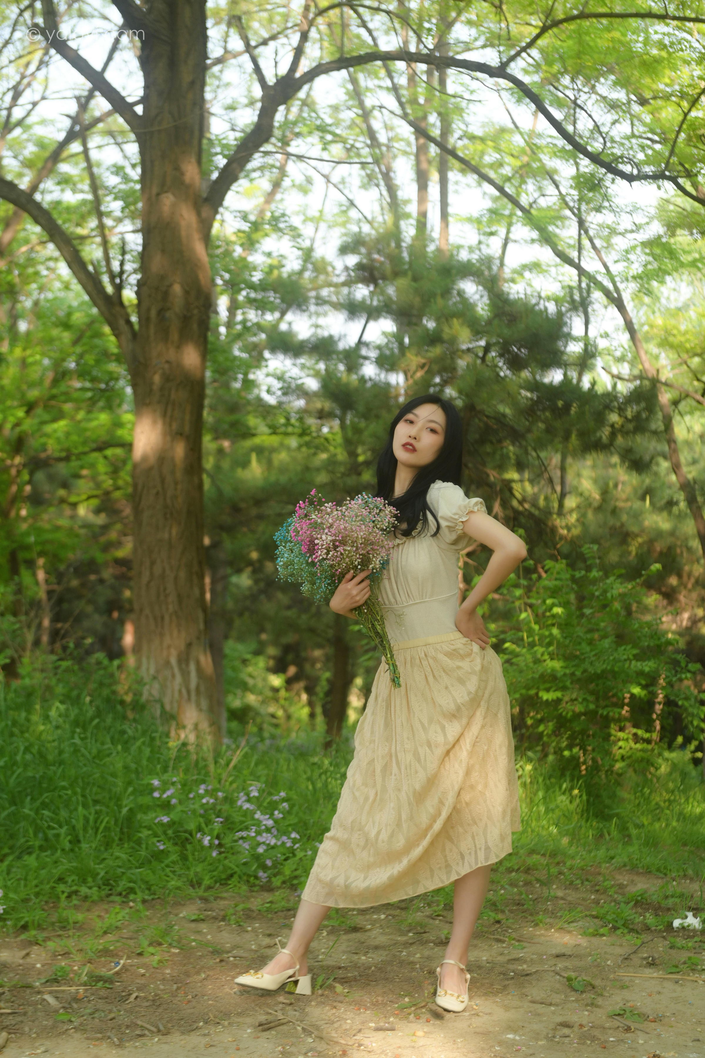 [YALAYI雅拉伊]2022.06.15 气息 佳佳 白色裸背短袖加黄色长裙清纯写真集第12张