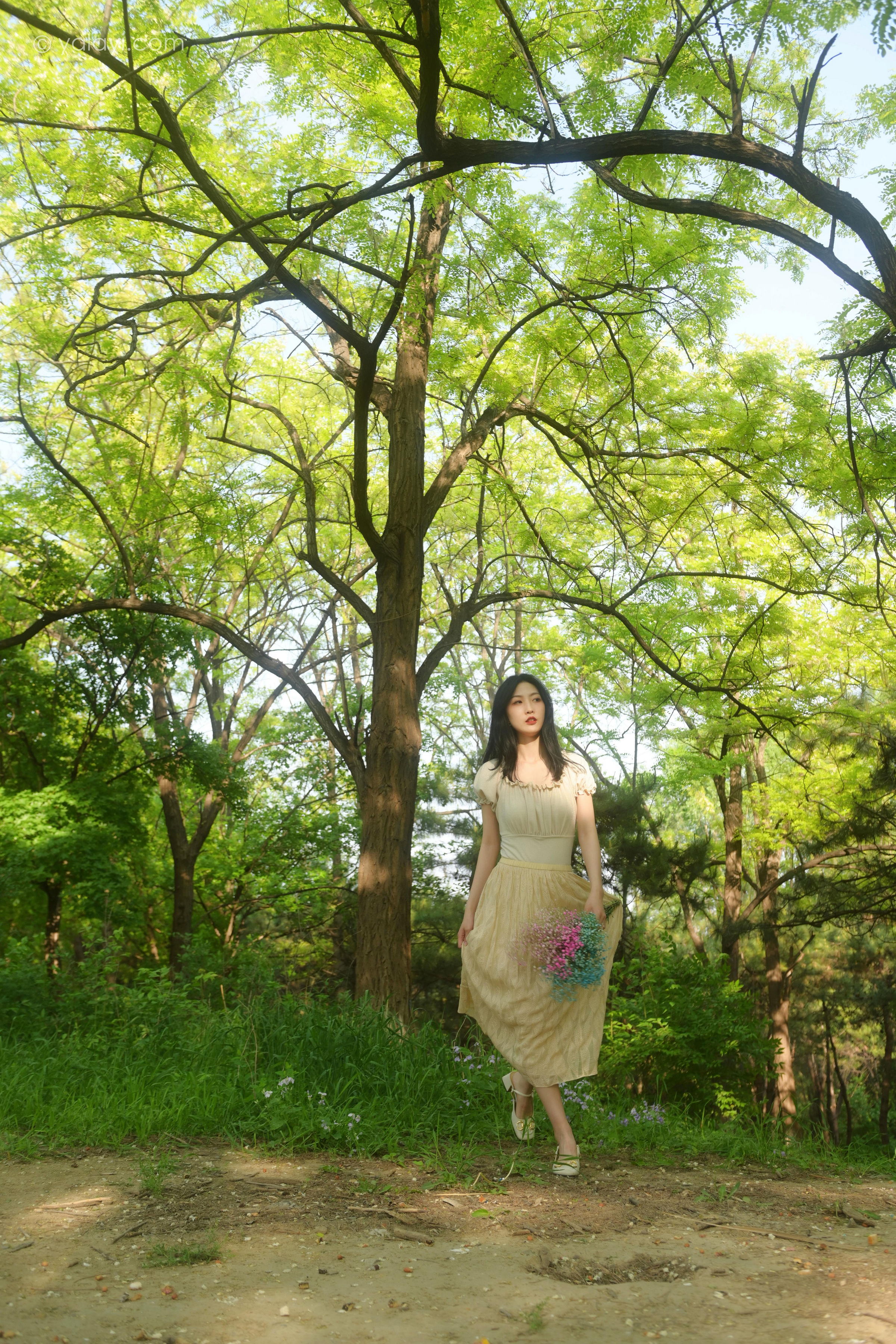 [YALAYI雅拉伊]2022.06.15 气息 佳佳 白色裸背短袖加黄色长裙清纯写真集第9张