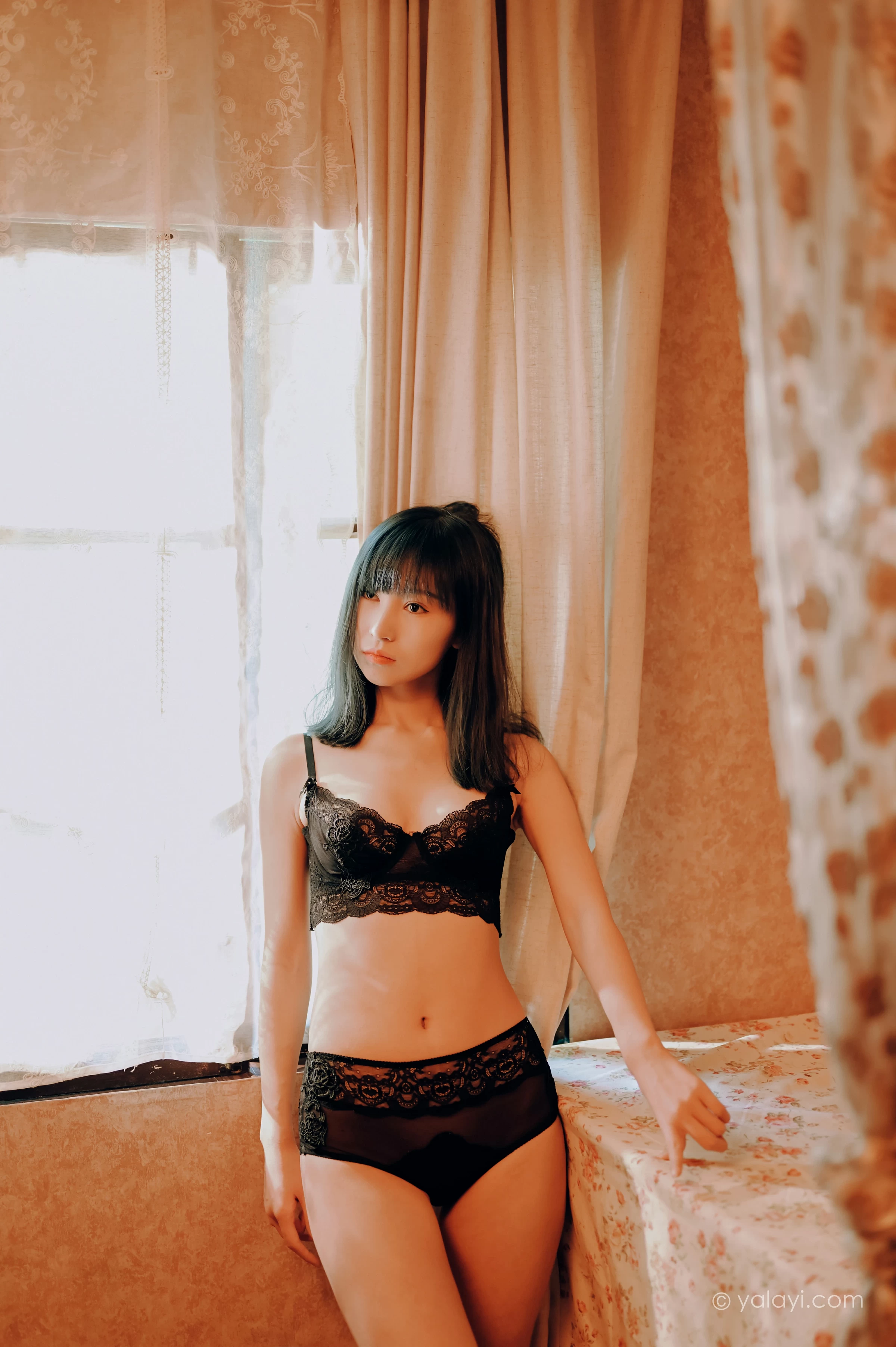 [YALAYI雅拉伊]NO.662 《窗内心语》 田也 黑色蕾丝内衣居家性感私房写真集第6张