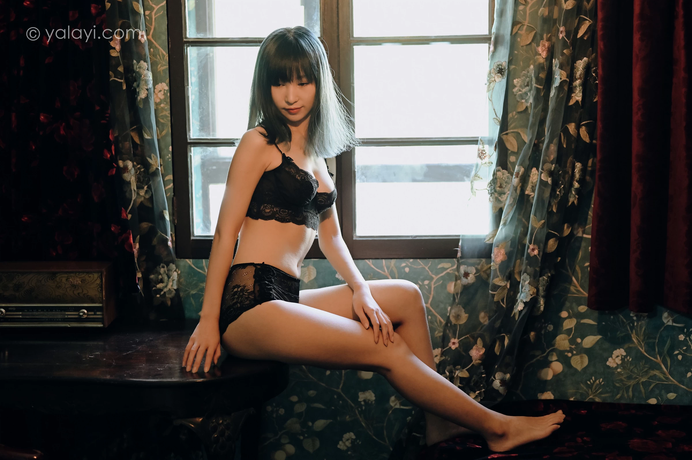 [YALAYI雅拉伊]NO.662 《窗内心语》 田也 黑色蕾丝内衣居家性感私房写真集第8张