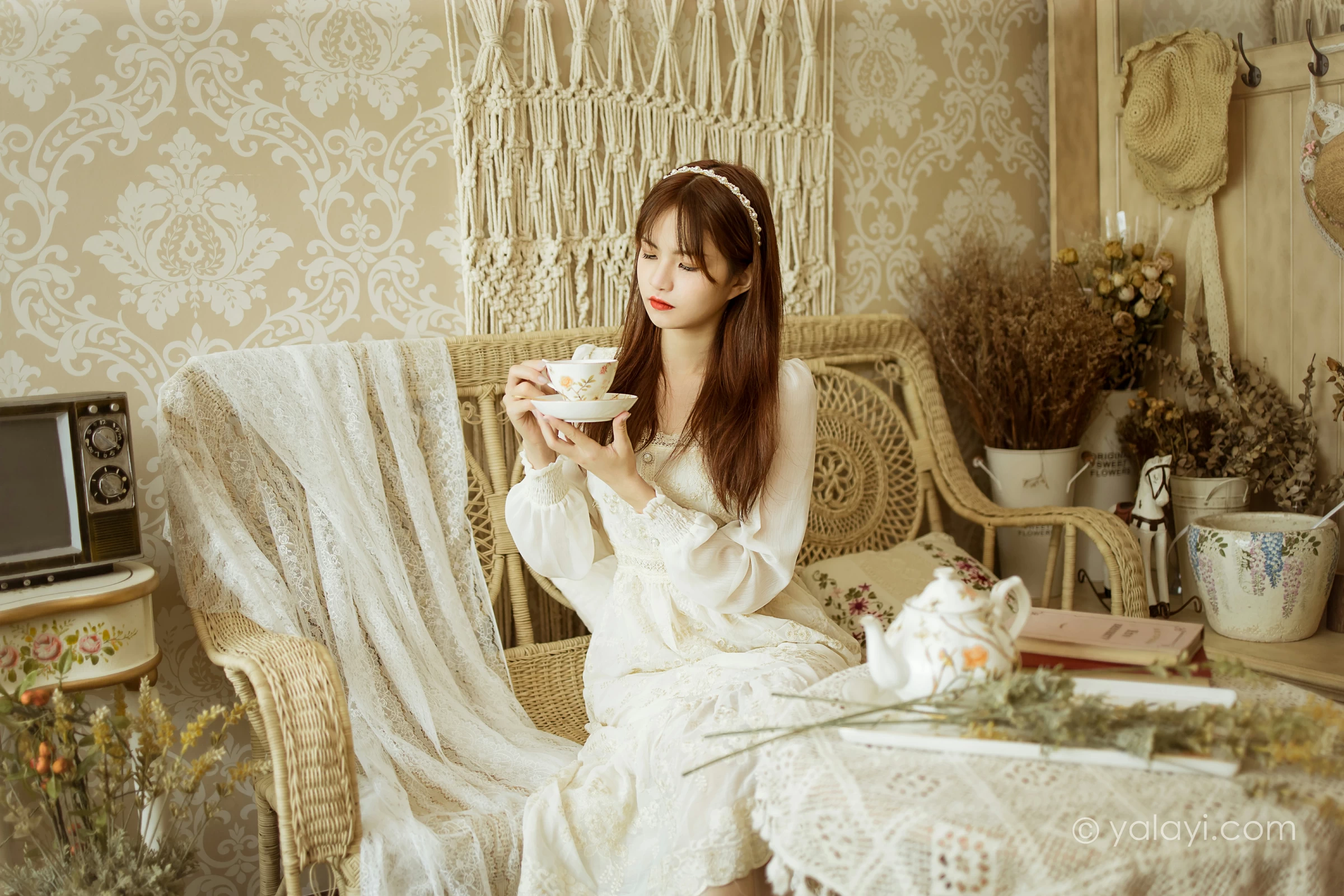 [YALAYI雅拉伊]2021.11.29 花白裙 茹莎 白色休闲蕾丝连衣裙居家性感写真集第1张