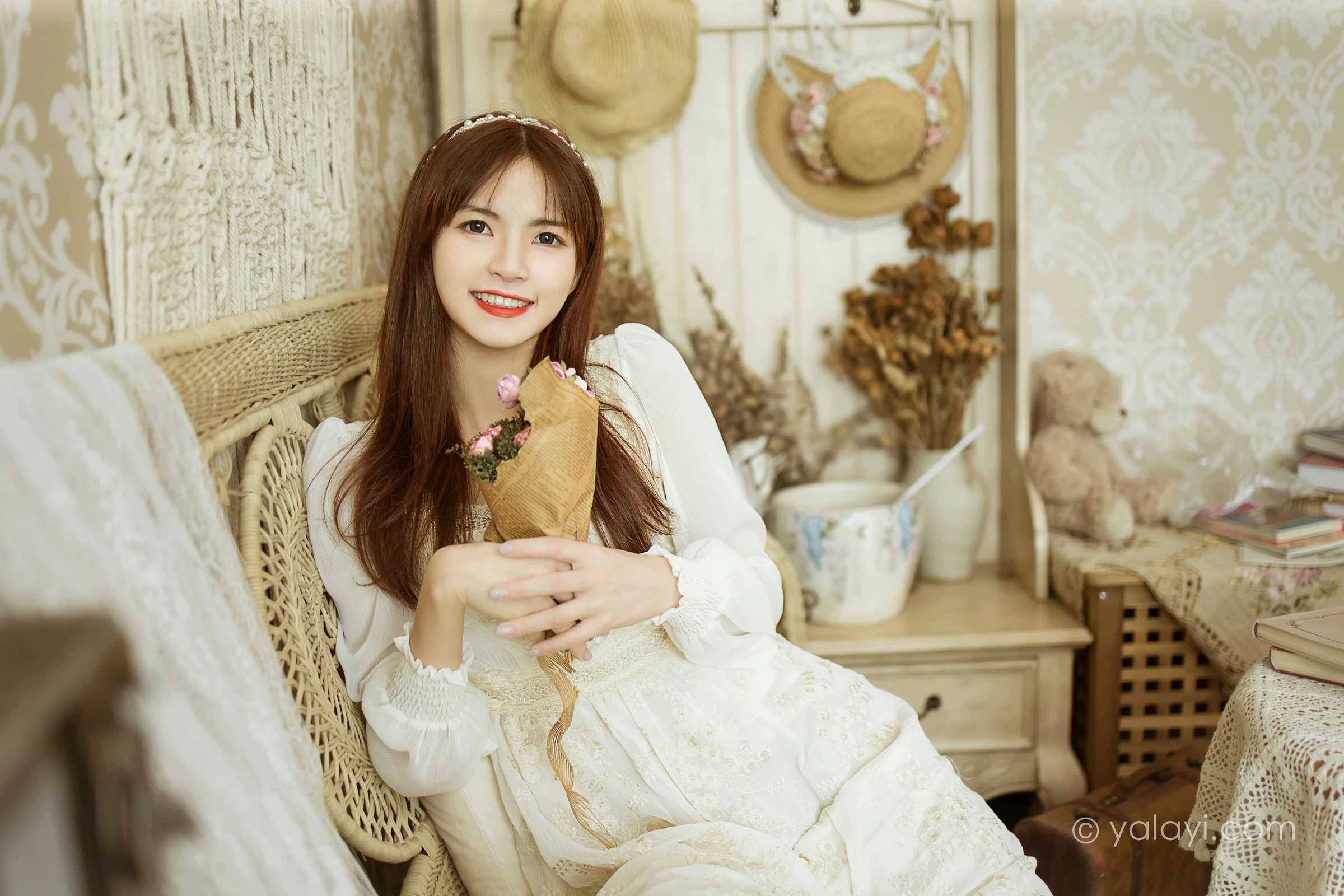 [YALAYI雅拉伊]2021.11.29 花白裙 茹莎 白色休闲蕾丝连衣裙居家性感写真集第3张