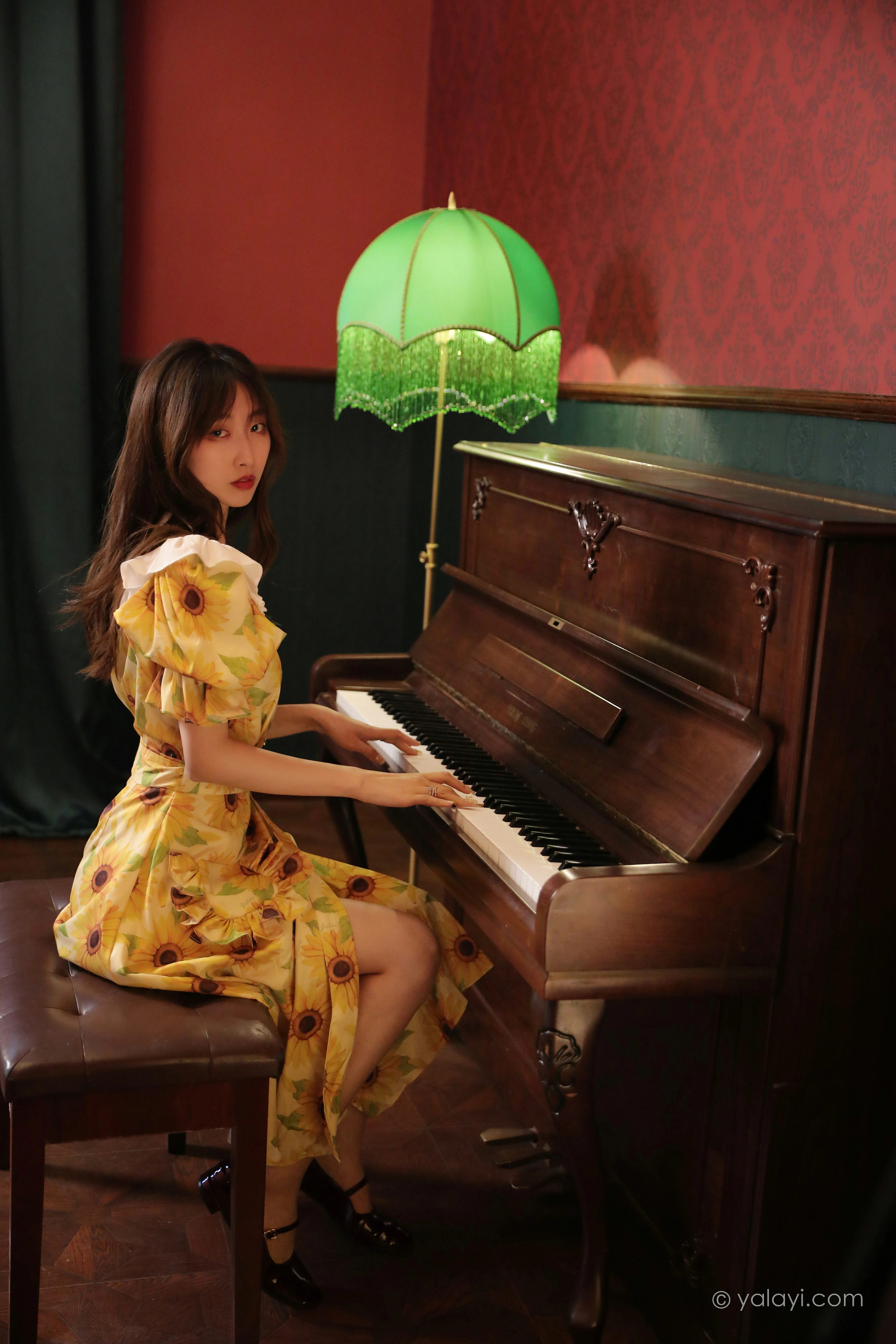[YALAYI雅拉伊]NO.816 只剩下钢琴 佳佳 黄色连衣裙居家复古写真集第4张