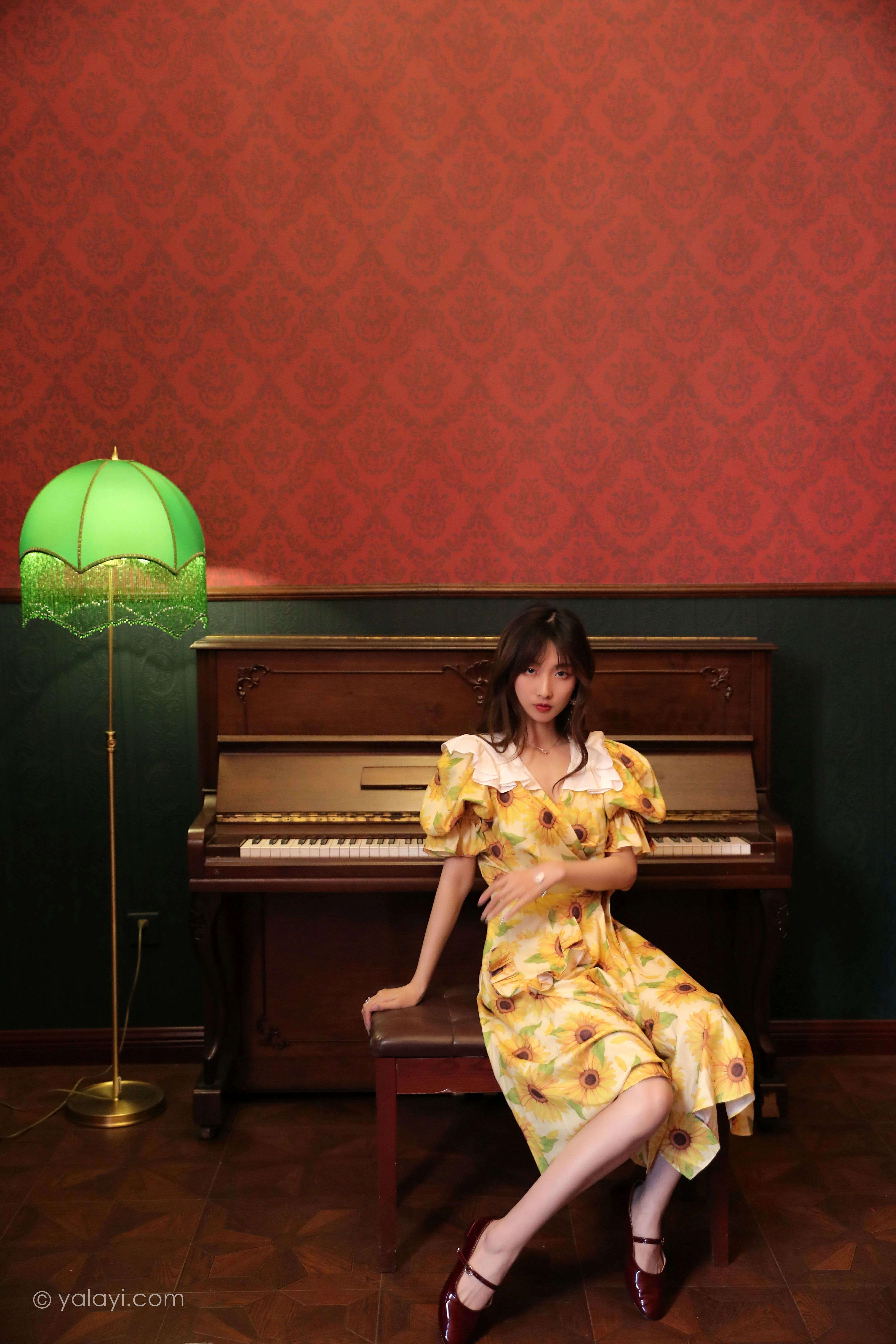 [YALAYI雅拉伊]NO.816 只剩下钢琴 佳佳 黄色连衣裙居家复古写真集第4张