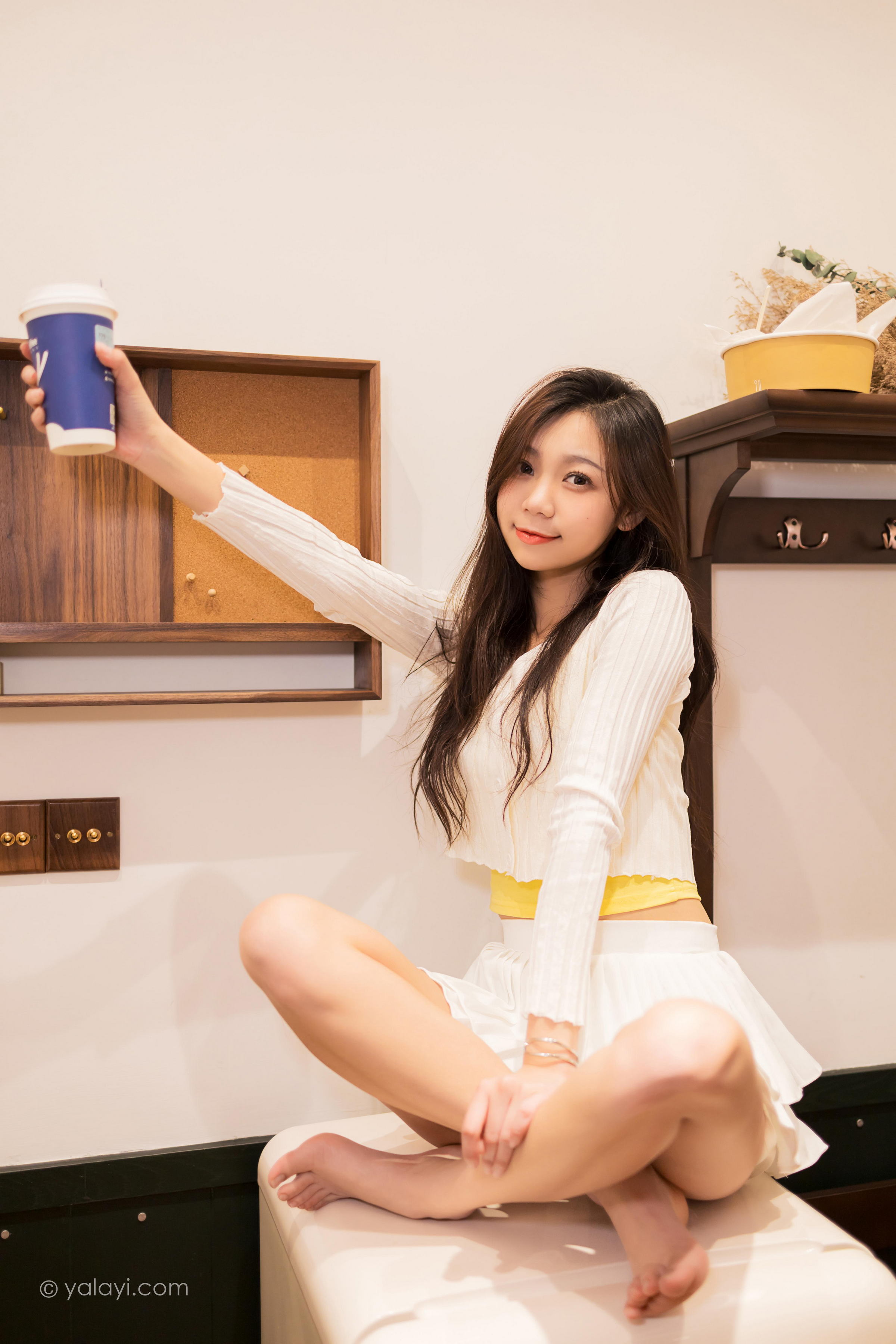 [YALAYI雅拉伊]2022.04.29 太幸运 梓瑶 白色蕾丝衬衫加白色超短裙性感写真集第10张