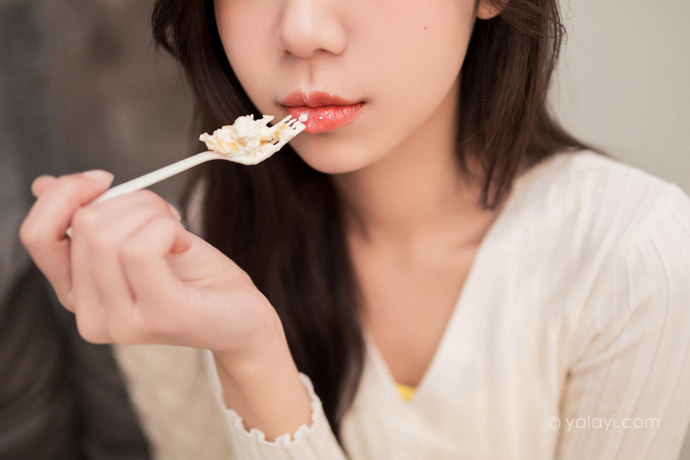 [YALAYI雅拉伊]2022.04.29 太幸运 梓瑶 白色蕾丝衬衫加白色超短裙性感写真集第8张