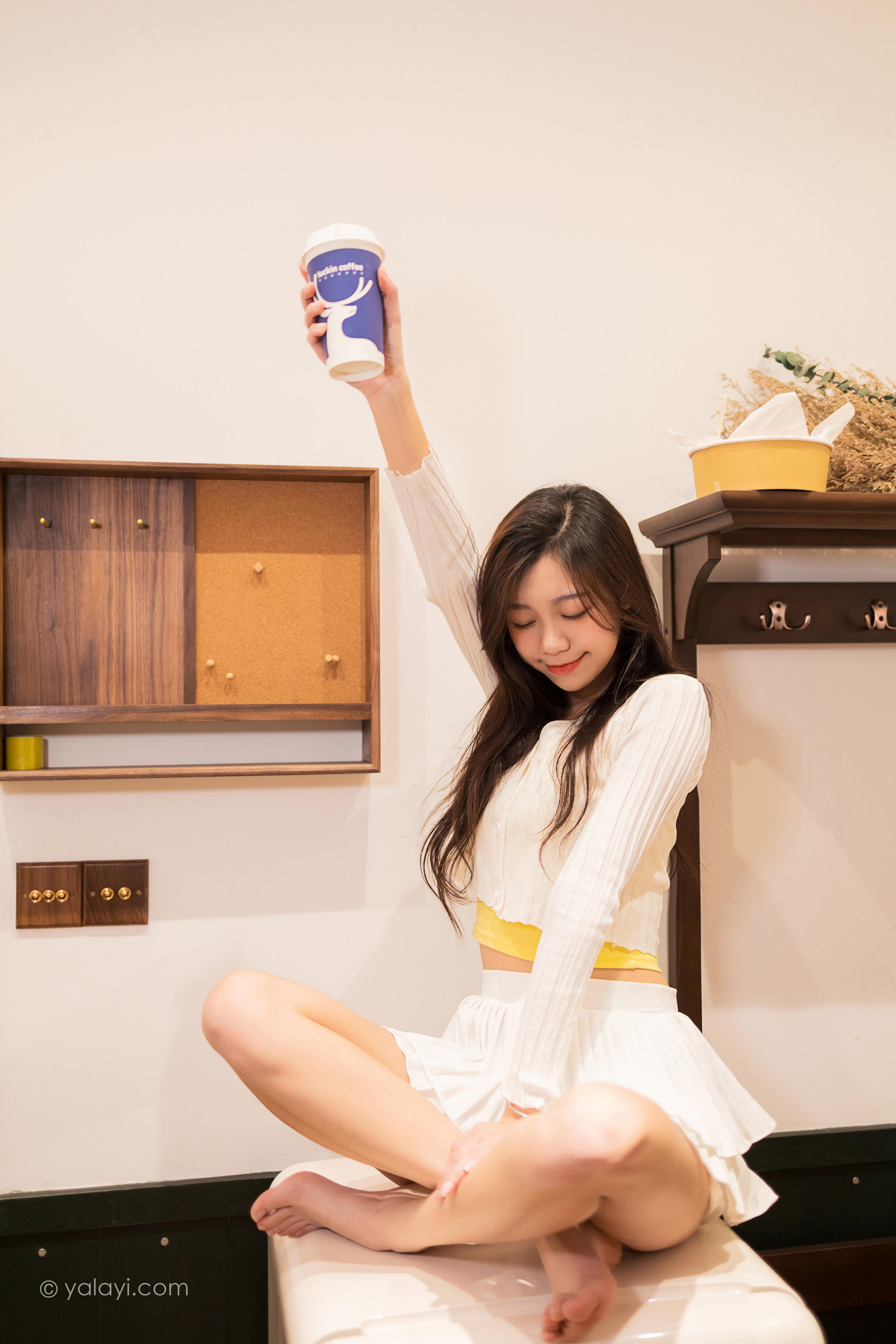 [YALAYI雅拉伊]2022.04.29 太幸运 梓瑶 白色蕾丝衬衫加白色超短裙性感写真集第10张