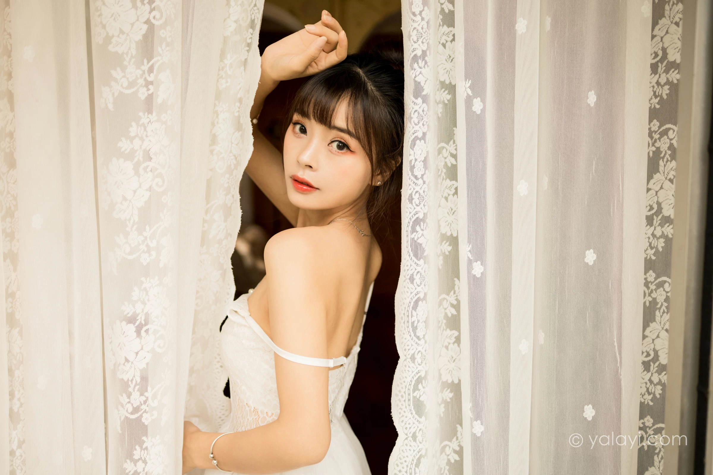 [YALAYI雅拉伊]2021.12.28 芭蕾公主 程小蝶 白色吊带镂空连衣裙与蕾丝丝袜性感写真集第13张