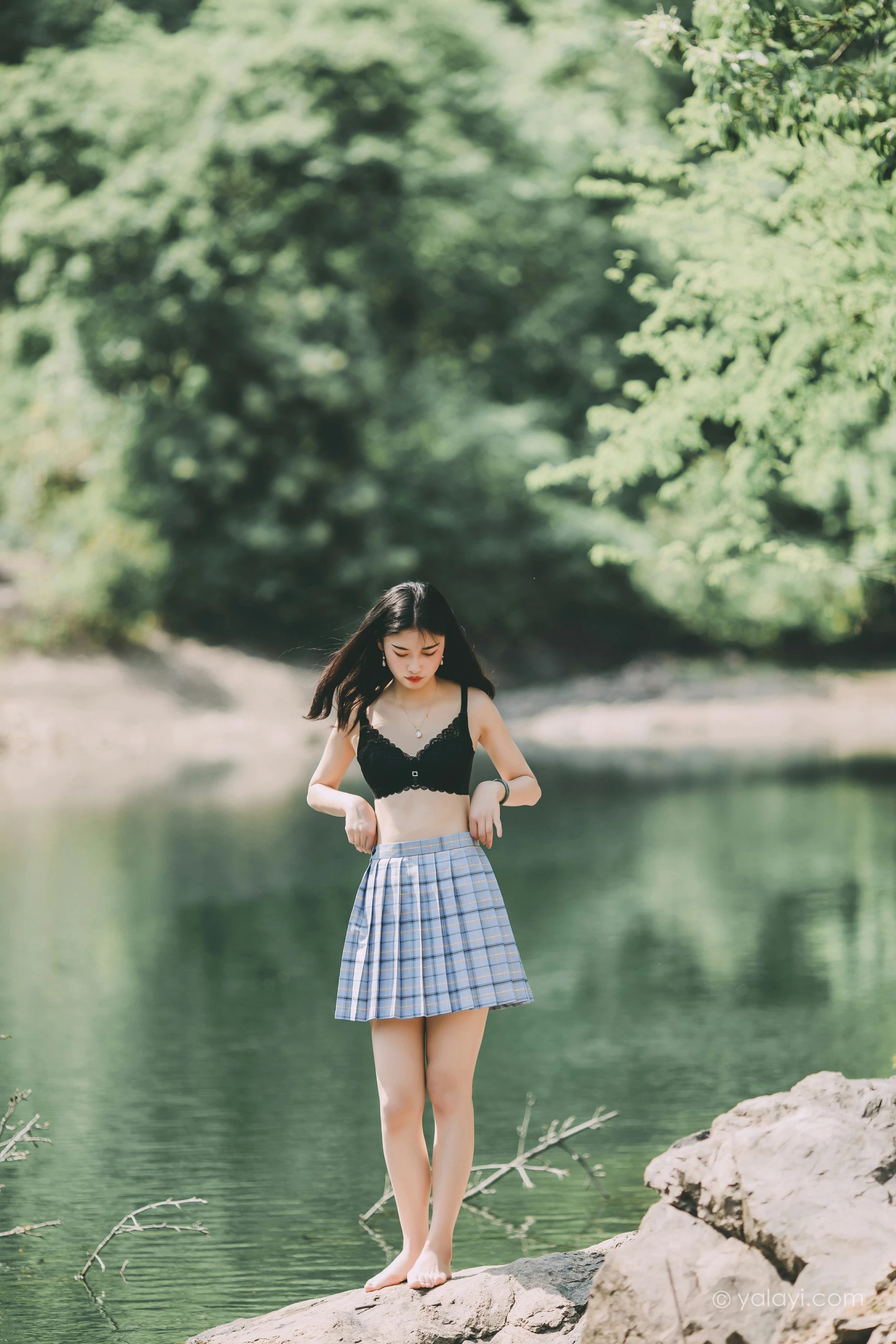 [YALAYI雅拉伊]NO.663 《涟漪》 和风 JK制服与短裙加黑色蕾丝内衣写真第3张