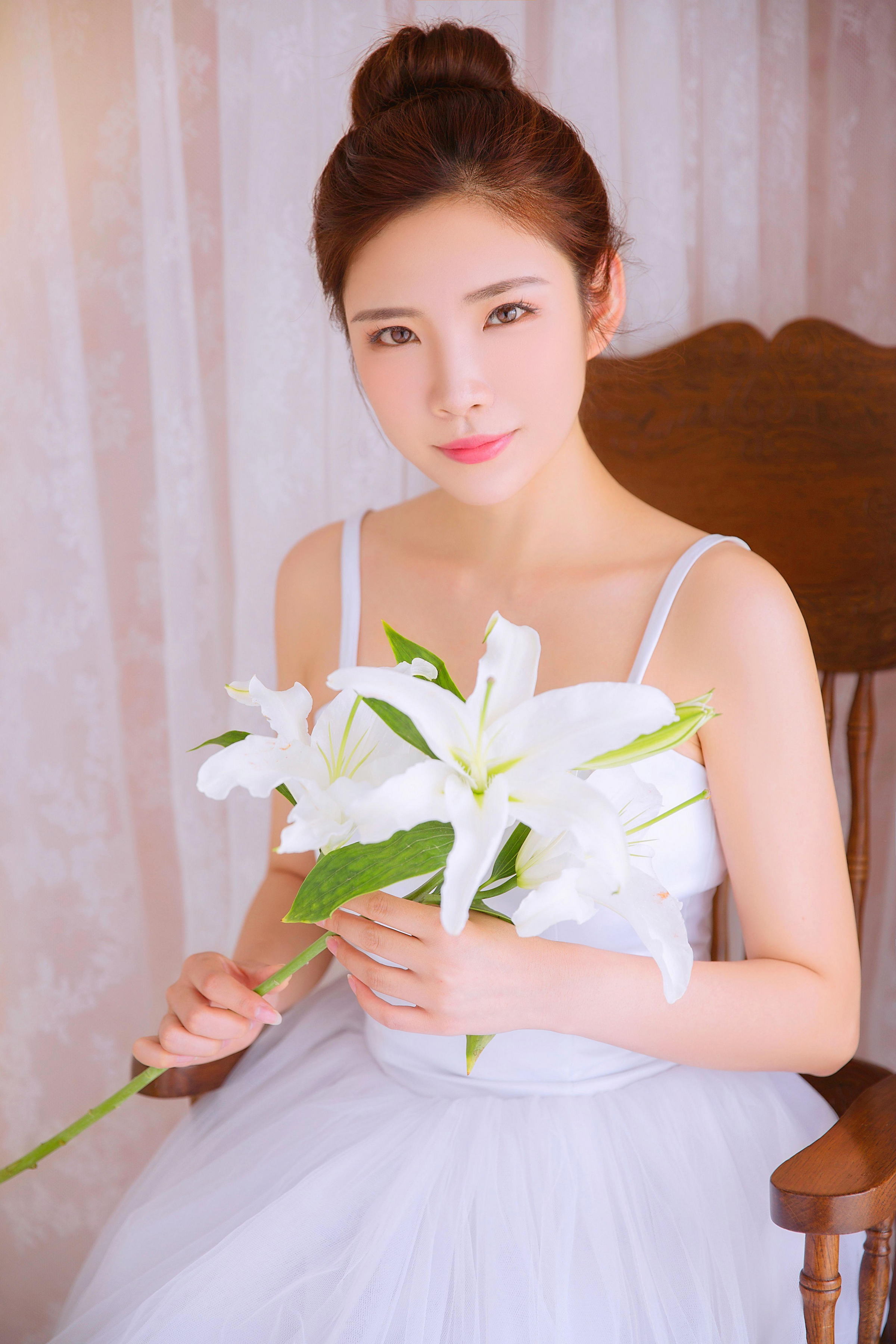 [YALAYI雅拉伊]2022.06.18 风仪玉立 丰满少妇 粉色透视睡衣与白色吊带连衣裙性感写真集第8张