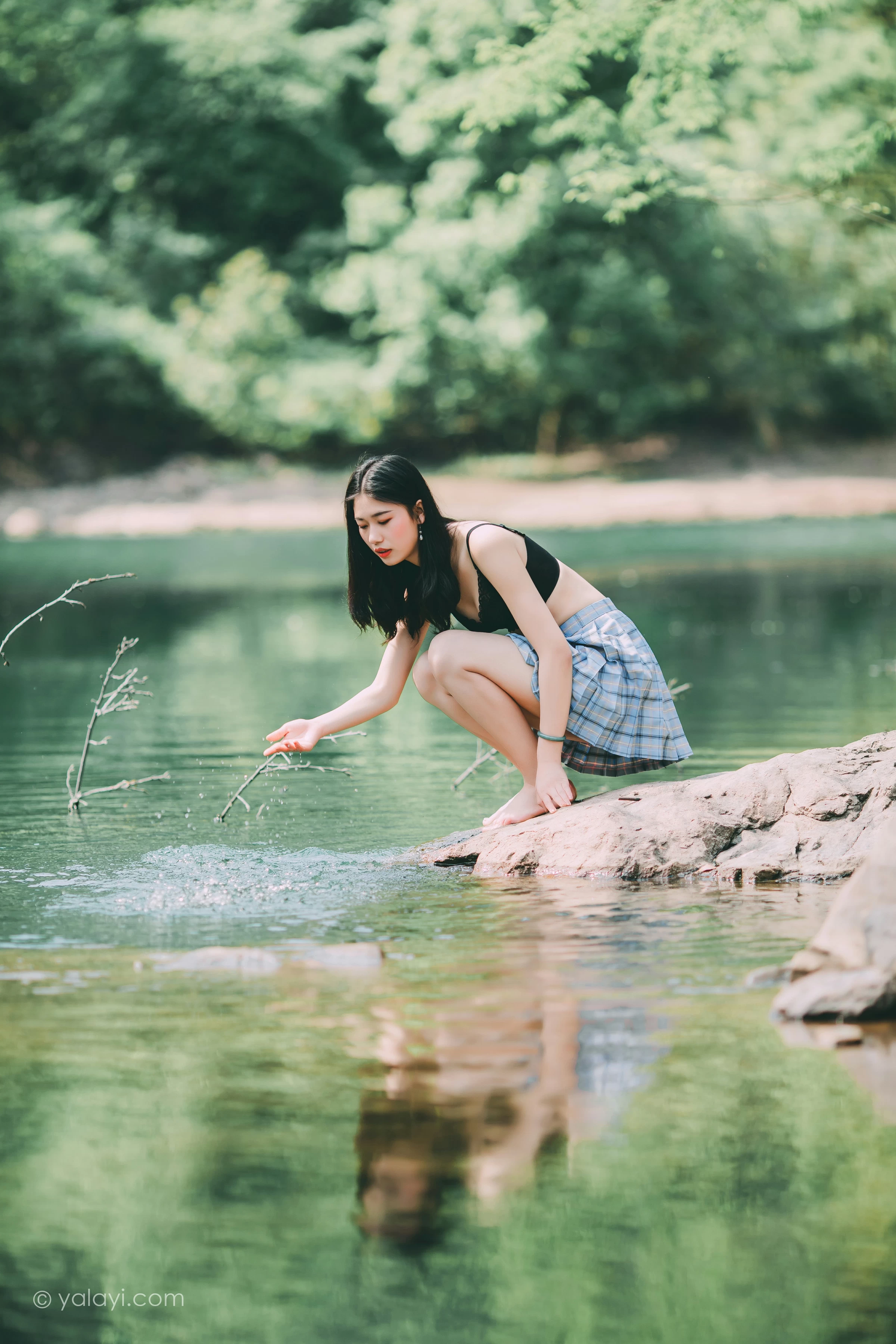 [YALAYI雅拉伊]NO.663 《涟漪》 和风 JK制服与短裙加黑色蕾丝内衣写真第5张