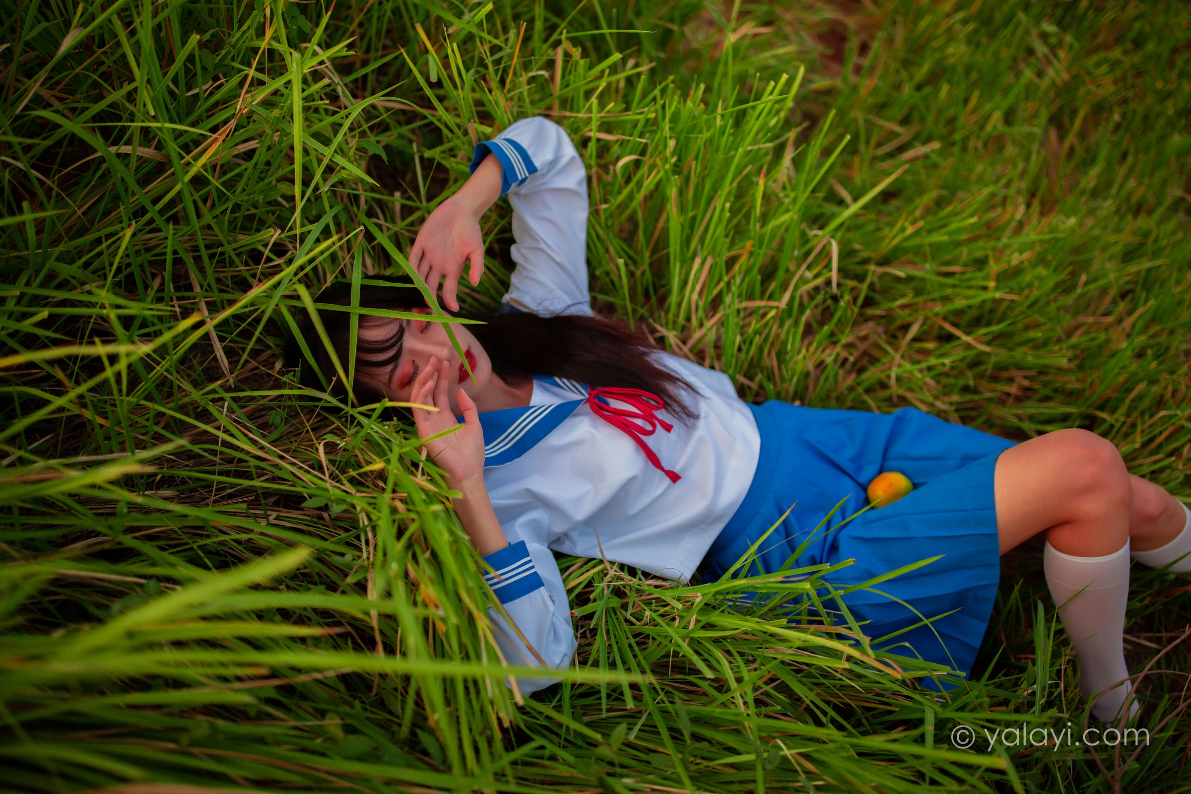 [YALAYI雅拉伊]NO.724 《秋意浓》 丽雅 JK水手制服与短裙加白色丝袜美腿私房写真集第2张