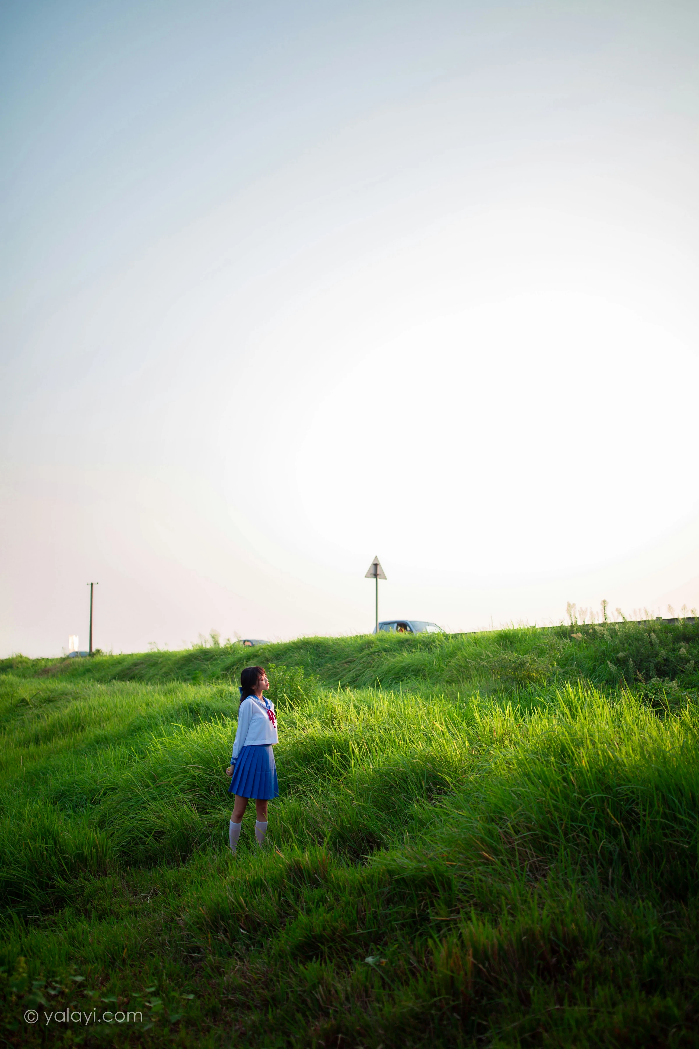 [YALAYI雅拉伊]NO.724 《秋意浓》 丽雅 JK水手制服与短裙加白色丝袜美腿私房写真集第3张