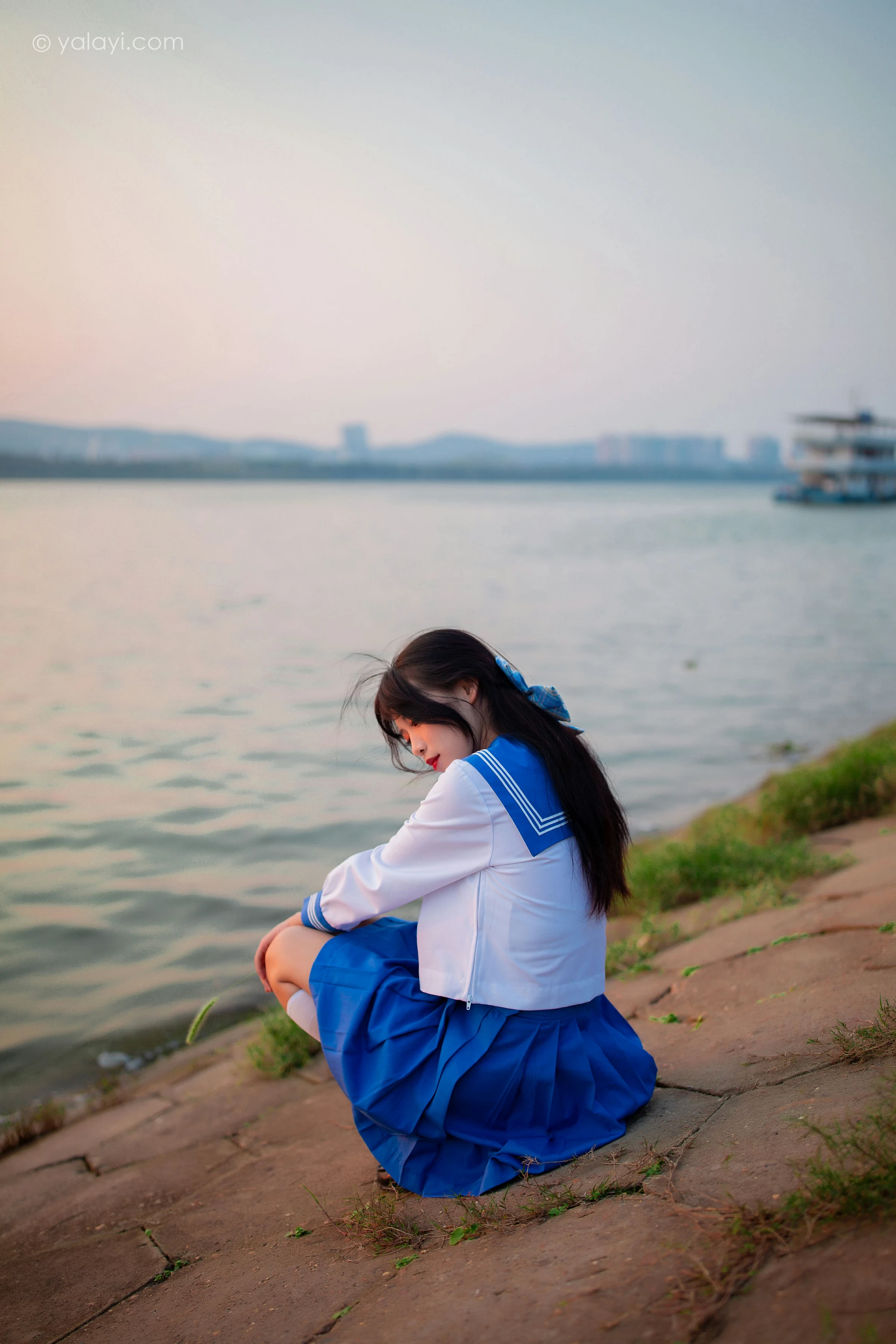 [YALAYI雅拉伊]NO.724 《秋意浓》 丽雅 JK水手制服与短裙加白色丝袜美腿私房写真集第14张