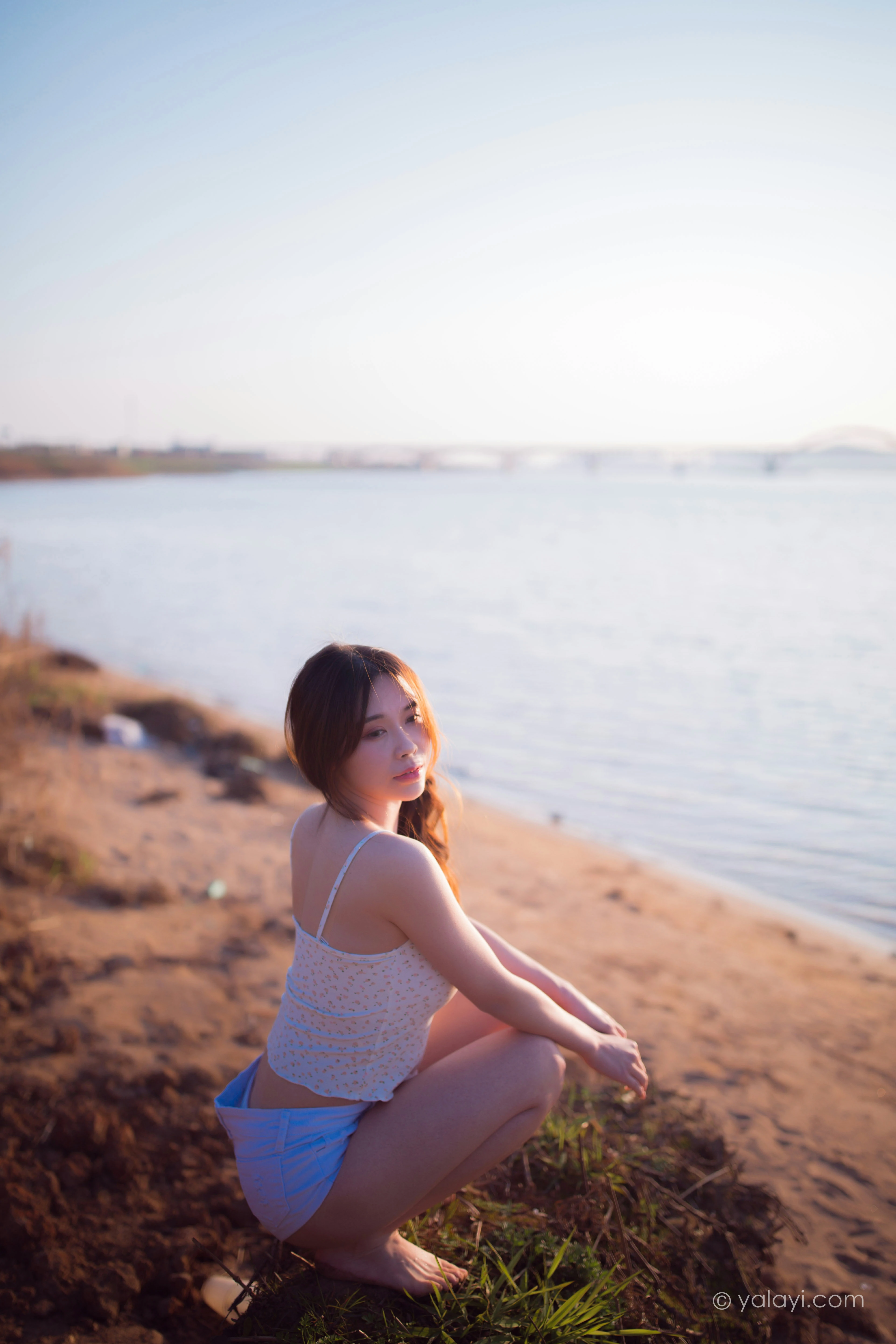 [YALAYI雅拉伊]NO.845 跋山涉水 香草 白色小背心加牛仔热裤性感写真集第3张