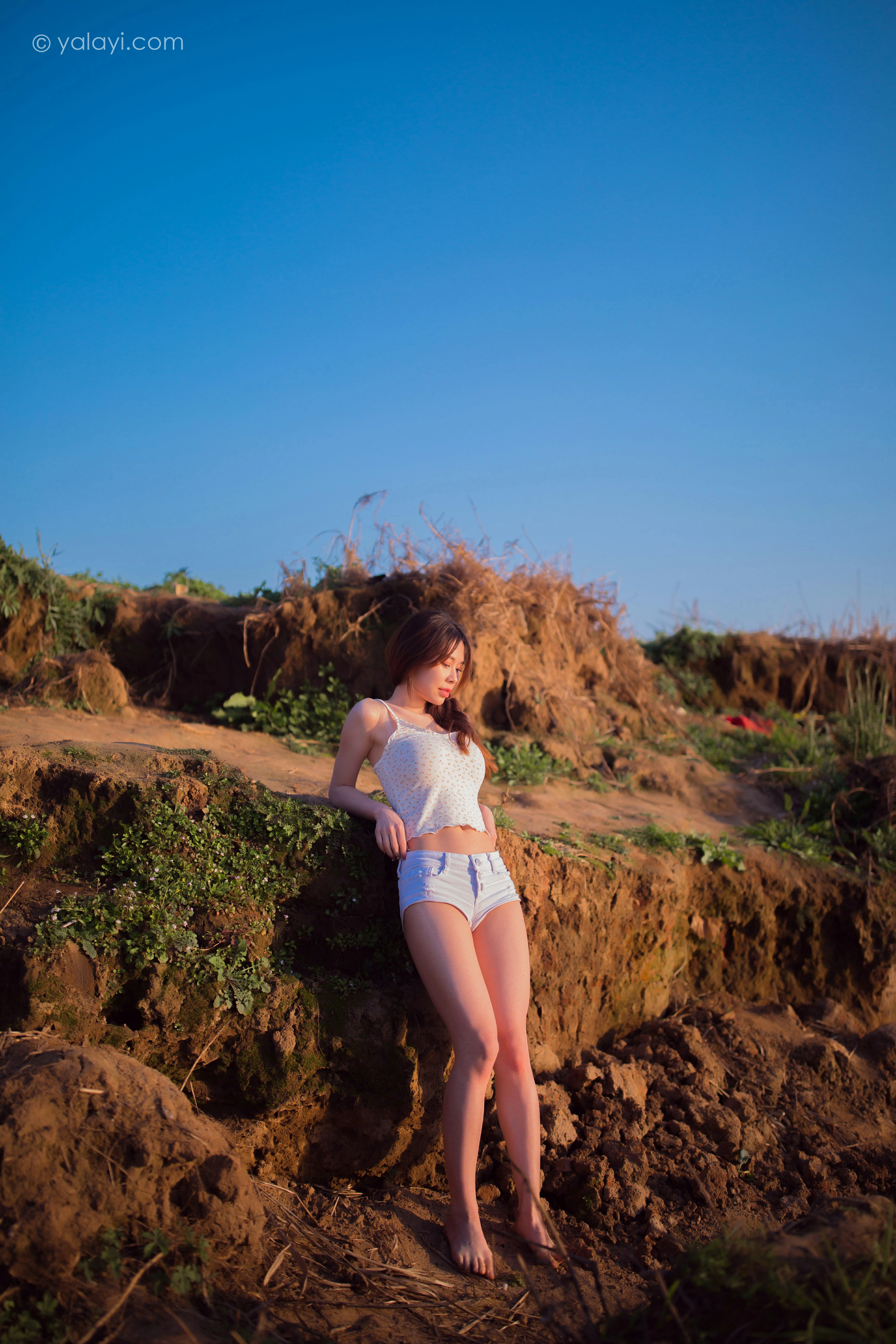 [YALAYI雅拉伊]NO.845 跋山涉水 香草 白色小背心加牛仔热裤性感写真集第4张