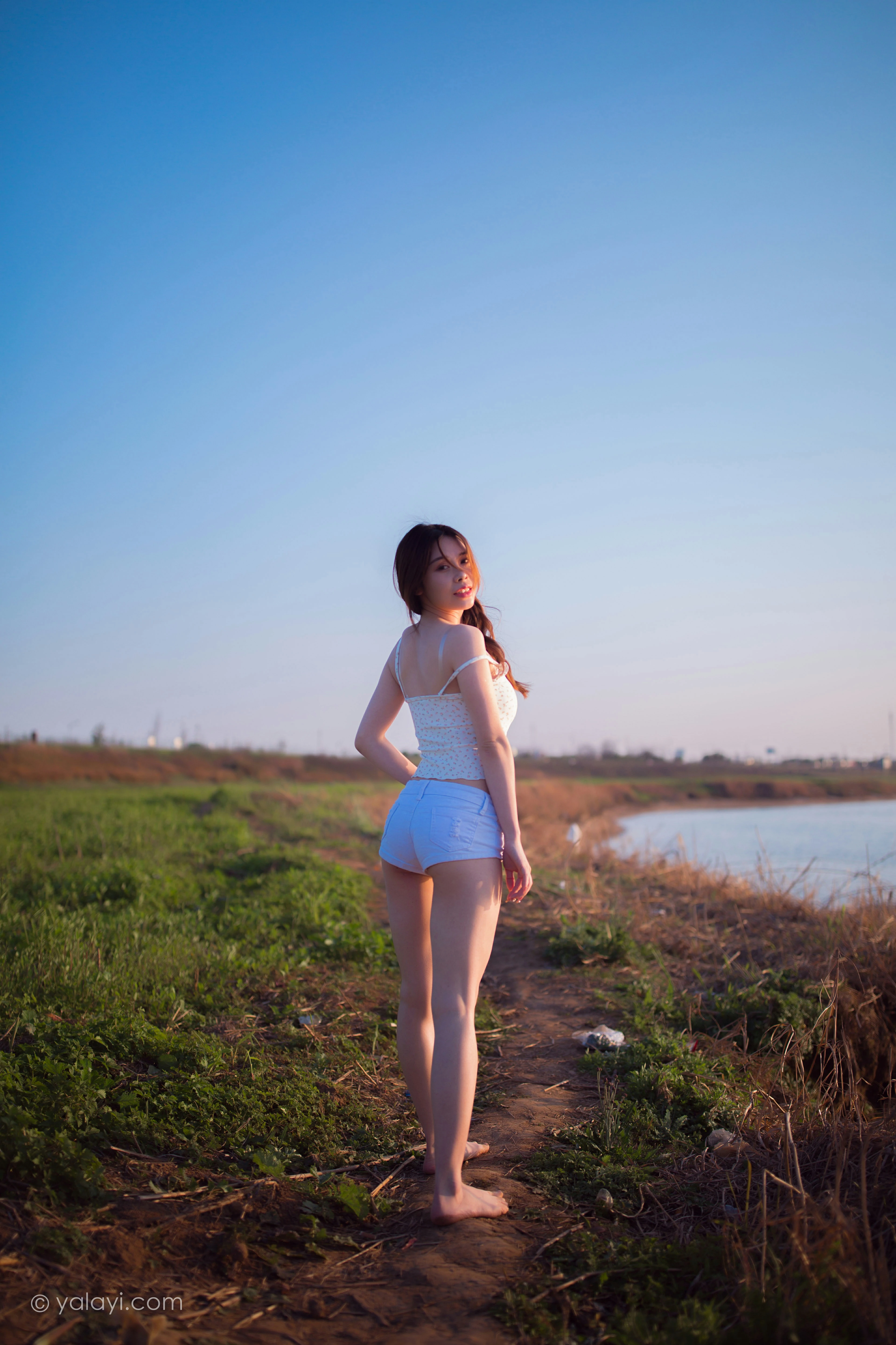 [YALAYI雅拉伊]NO.845 跋山涉水 香草 白色小背心加牛仔热裤性感写真集第5张