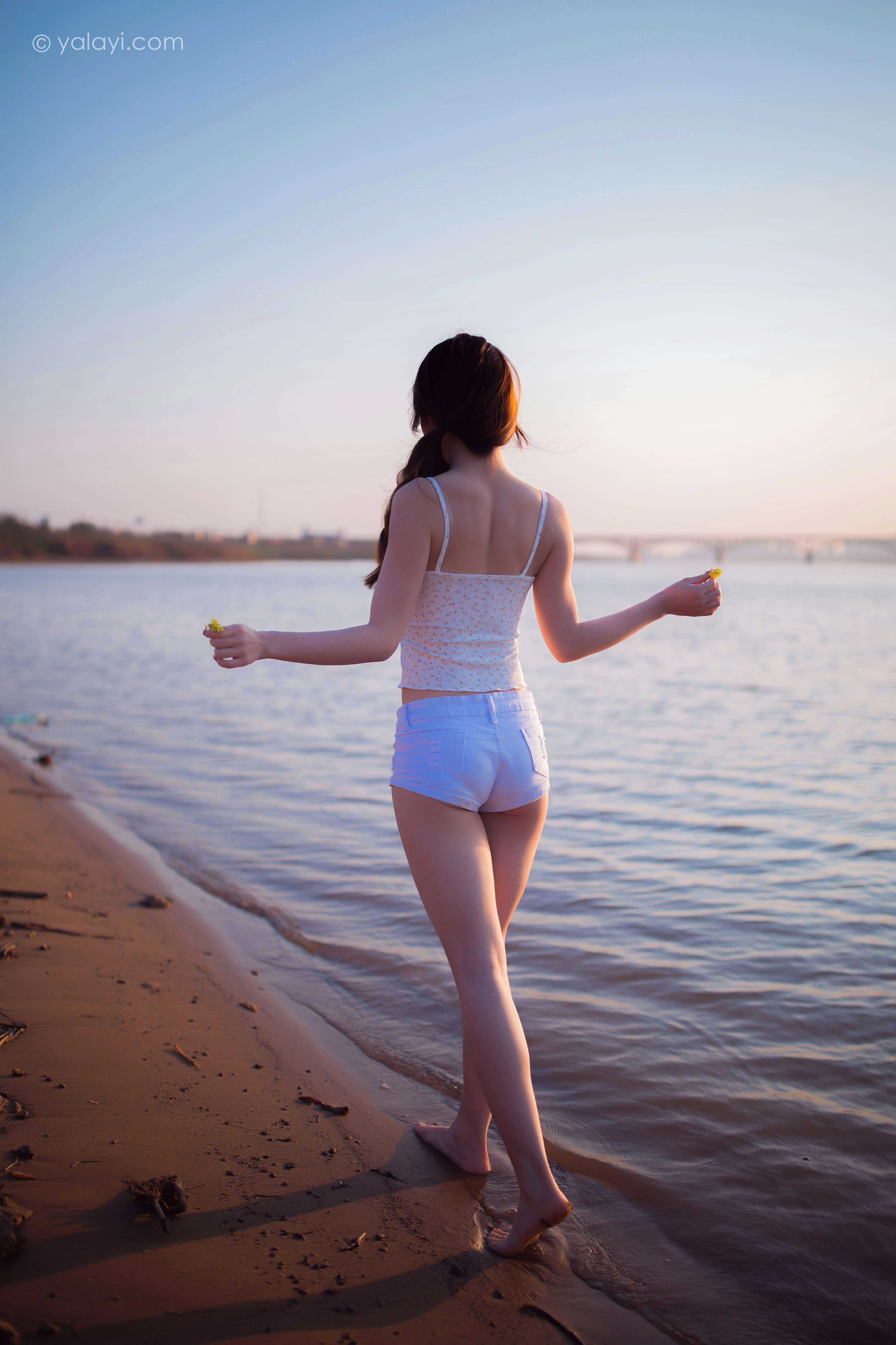 [YALAYI雅拉伊]NO.845 跋山涉水 香草 白色小背心加牛仔热裤性感写真集第9张