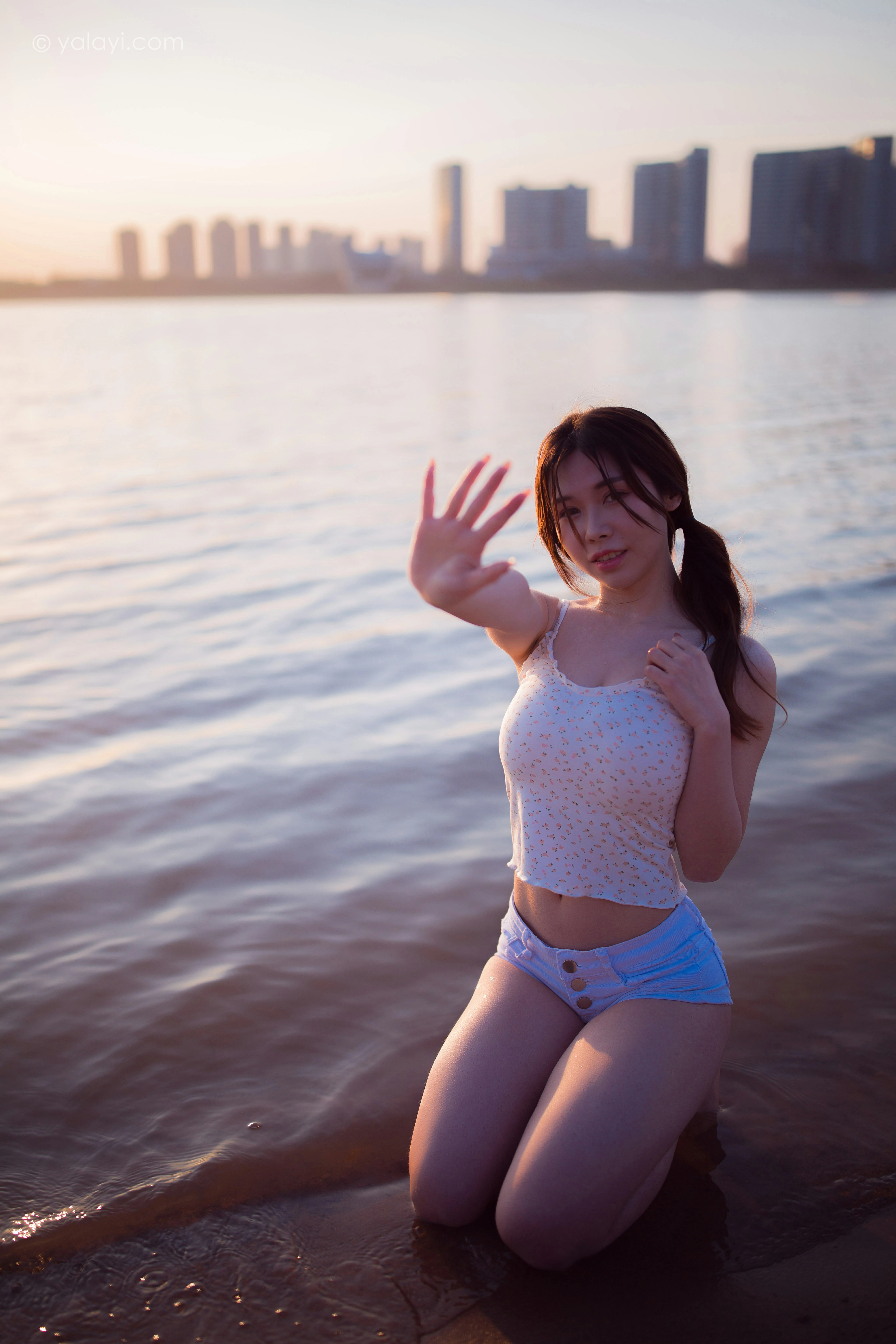 [YALAYI雅拉伊]NO.845 跋山涉水 香草 白色小背心加牛仔热裤性感写真集第10张