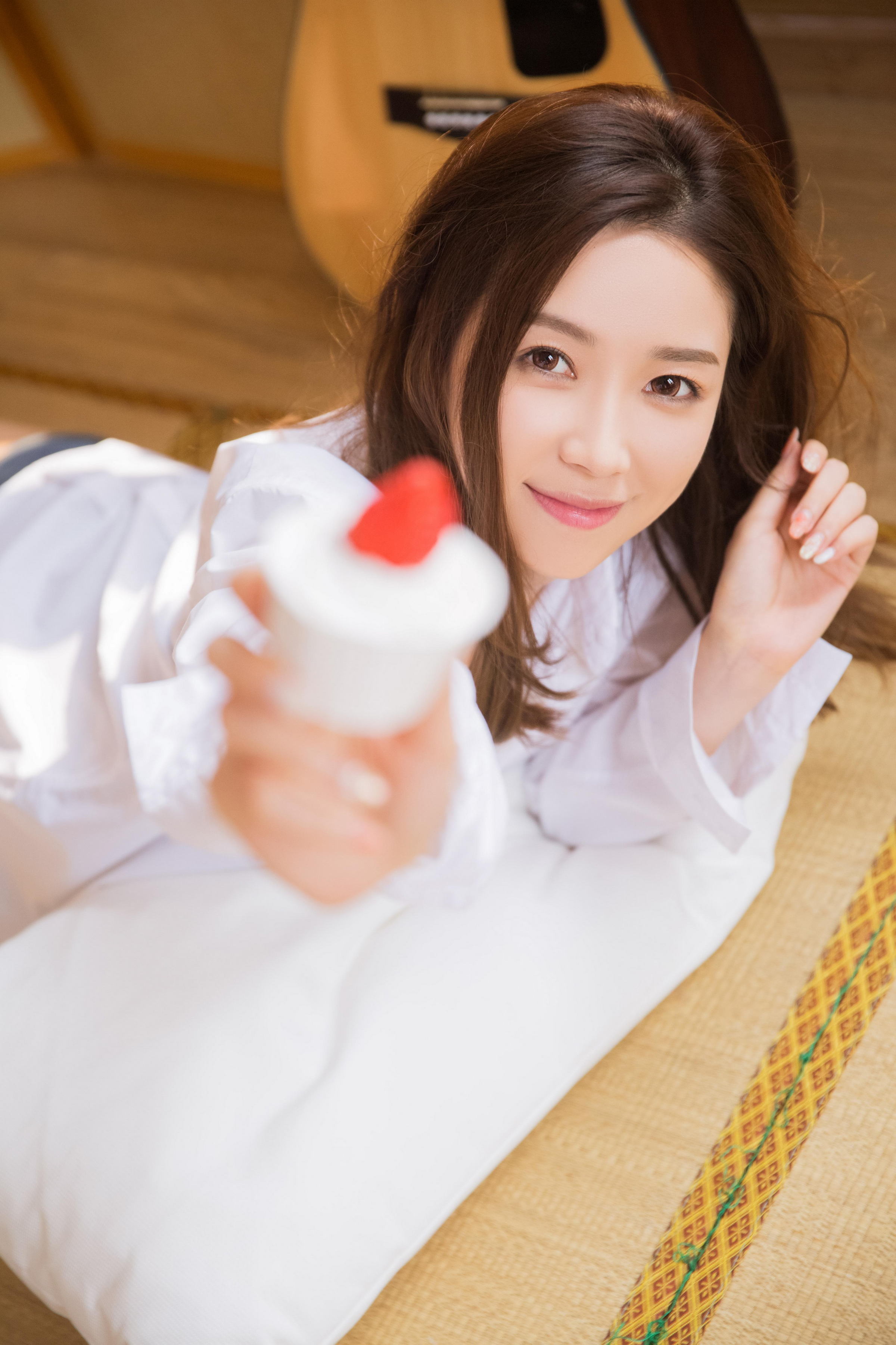 [YALAYI雅拉伊]2022.09.02 喜欢 清纯姐妹花 白色宽松衬衫与透视睡衣居家性感私房写真集第2张