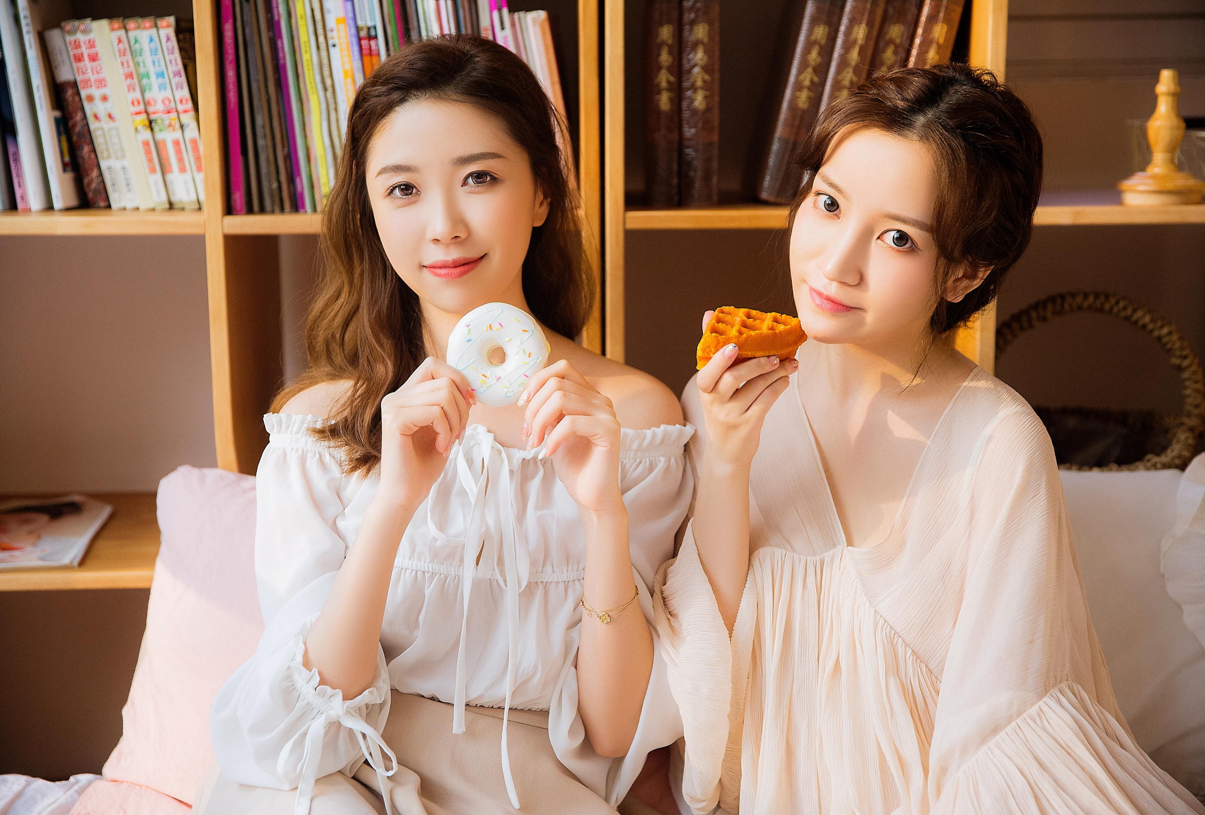 [YALAYI雅拉伊]2022.09.02 喜欢 清纯姐妹花 白色宽松衬衫与透视睡衣居家性感私房写真集第3张