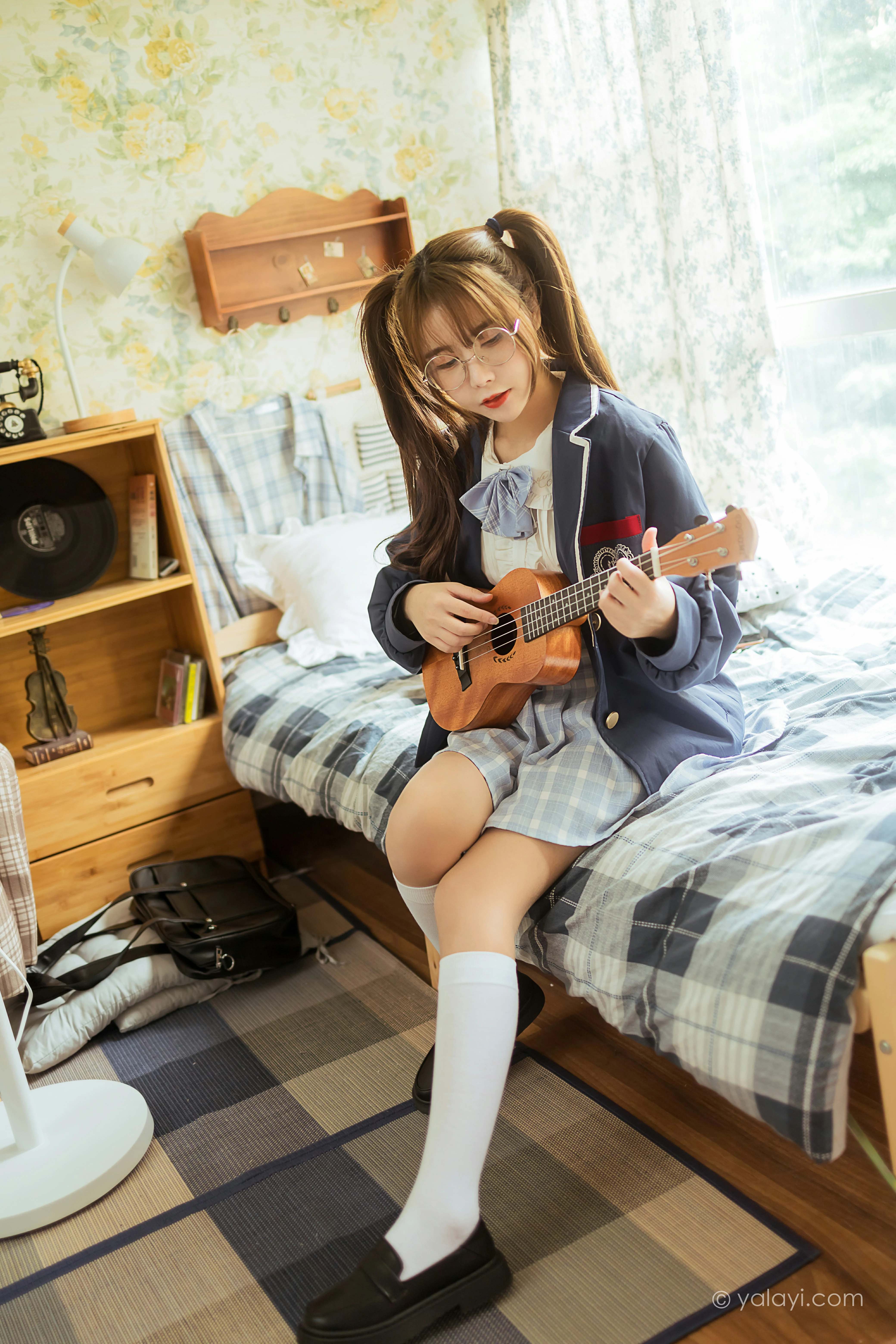 [YALAYI雅拉伊]NO.817 最爱的JK制服 钰慧 灰色外套与格子短裙加丝袜美腿私房写真集第2张