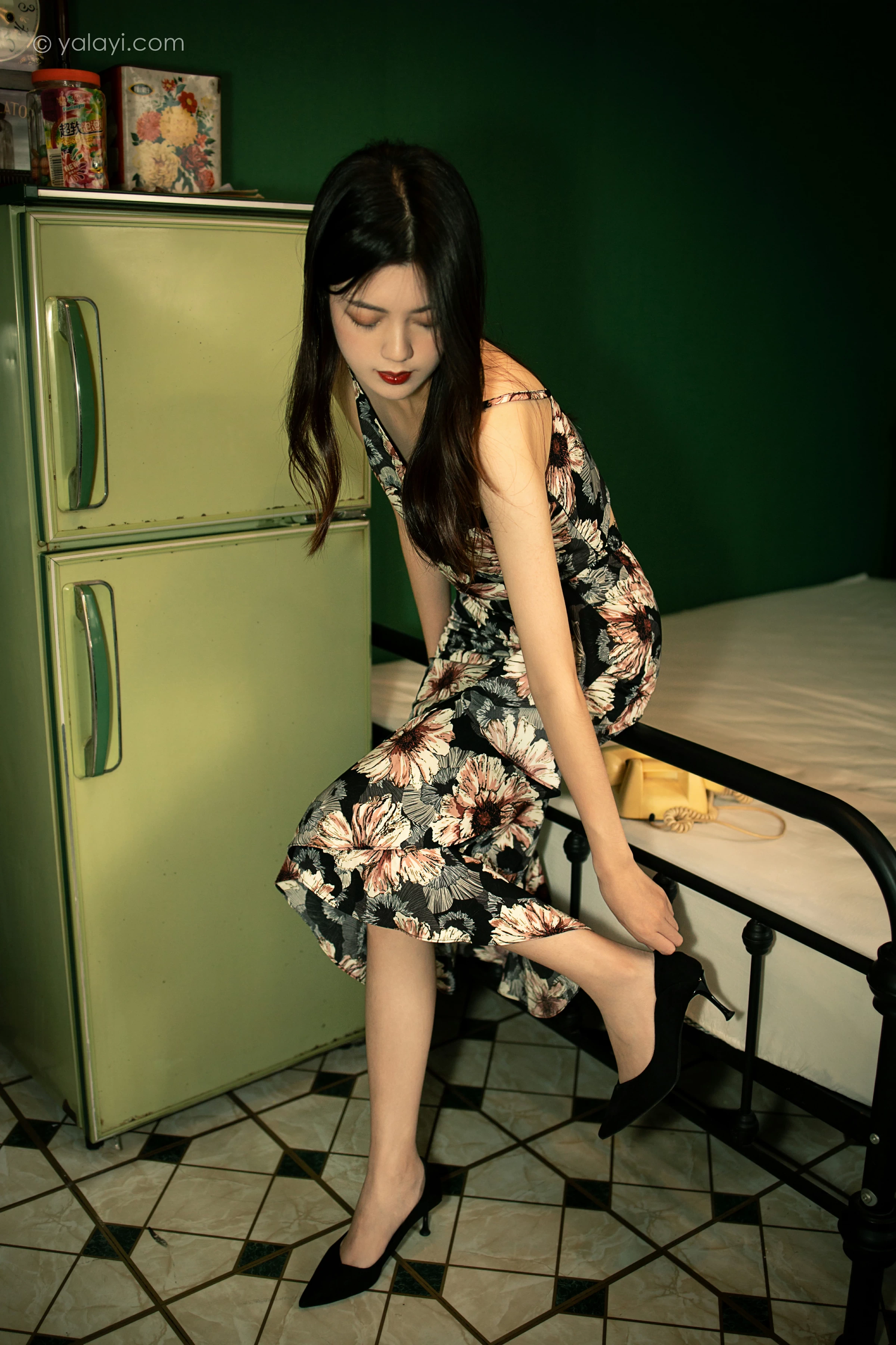 [YALAYI雅拉伊]2021.12.03 老房子 梓文 黑色碎花吊带连衣裙居家私房写真集第1张