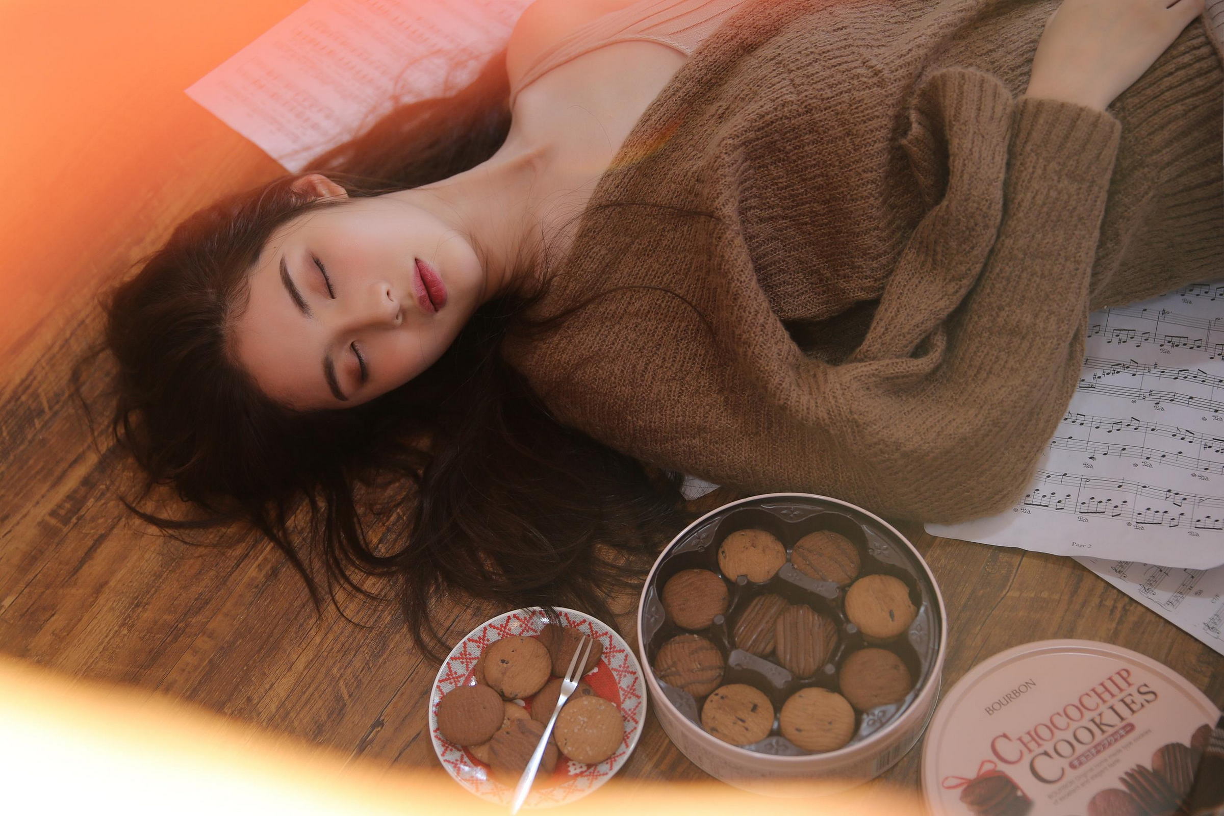 [YALAYI雅拉伊]2022.05.09 小饼干 白嫩少女 蓝色JK制服与橙色吊带连衣裙性感写真集第10张