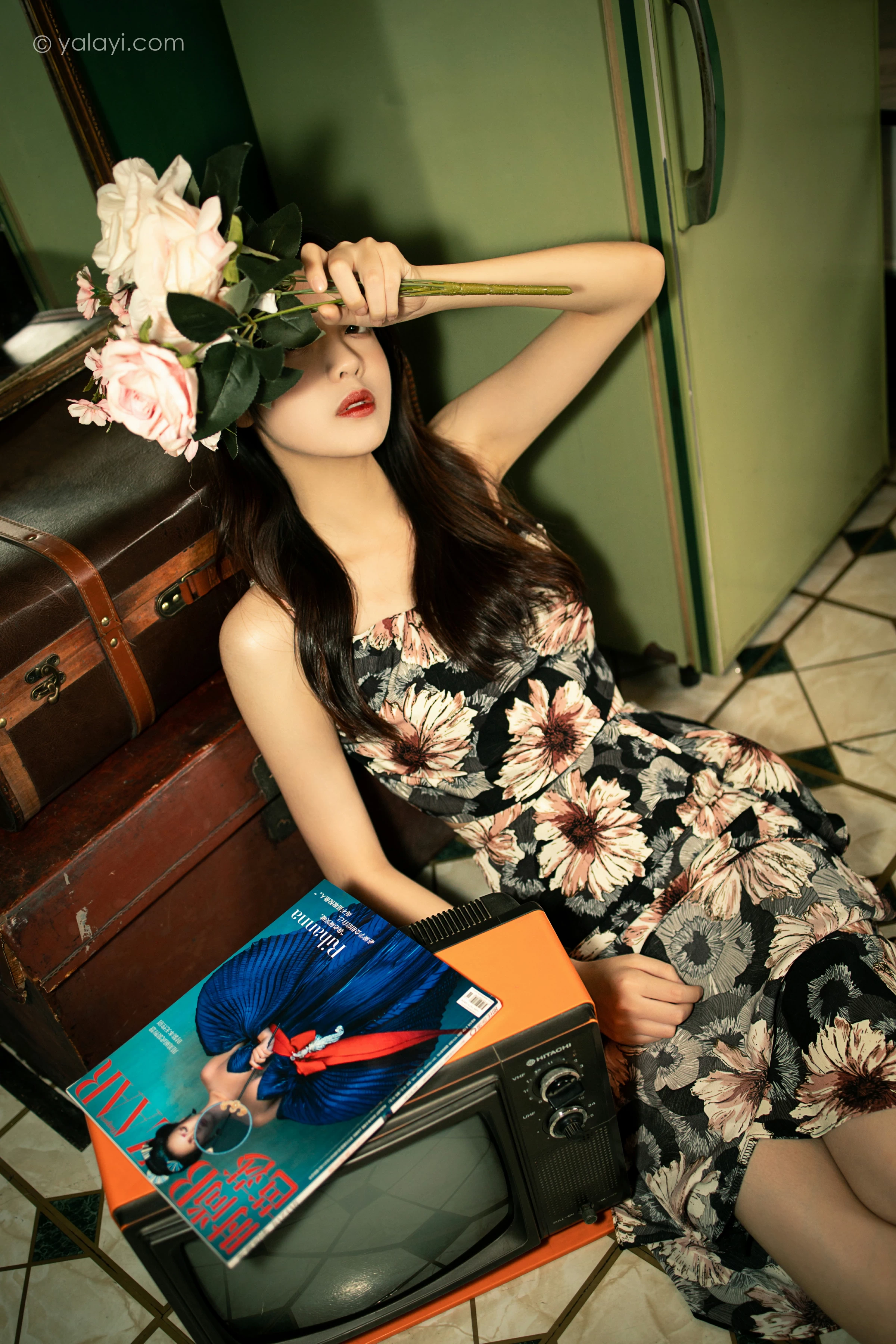 [YALAYI雅拉伊]2021.12.03 老房子 梓文 黑色碎花吊带连衣裙居家私房写真集第7张