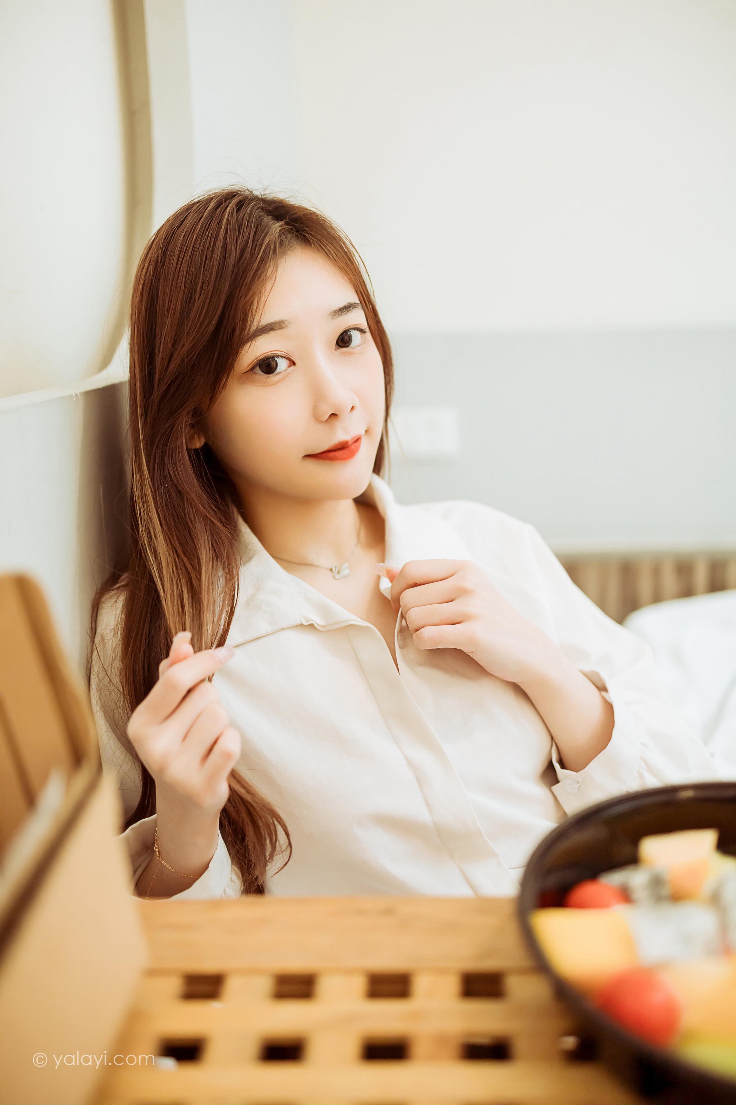 [YALAYI雅拉伊]2022.04.15 珍惜每一天 夜夜 白色男友式衬衫居家性感私房写真集第5张