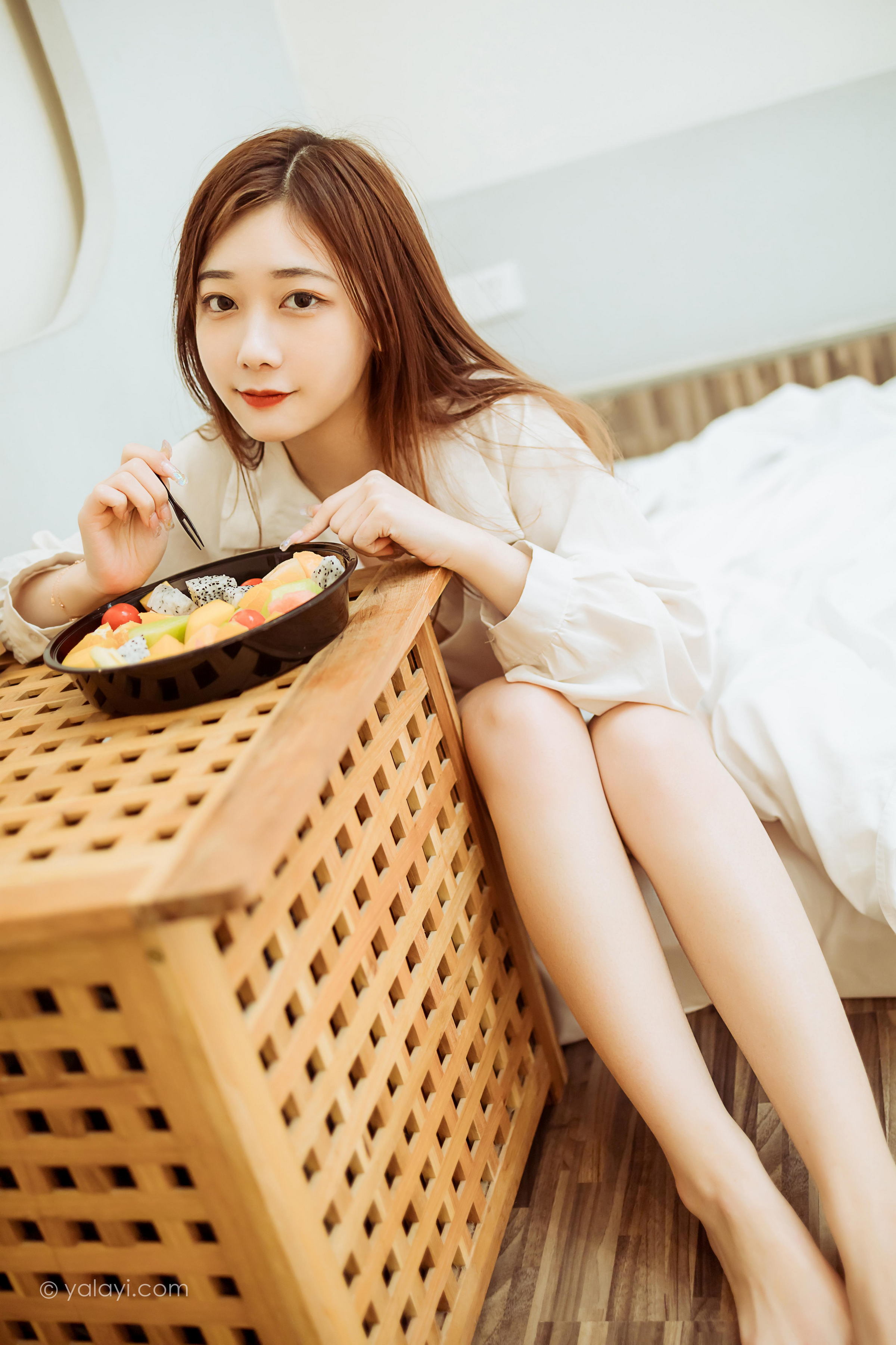 [YALAYI雅拉伊]2022.04.15 珍惜每一天 夜夜 白色男友式衬衫居家性感私房写真集第1张