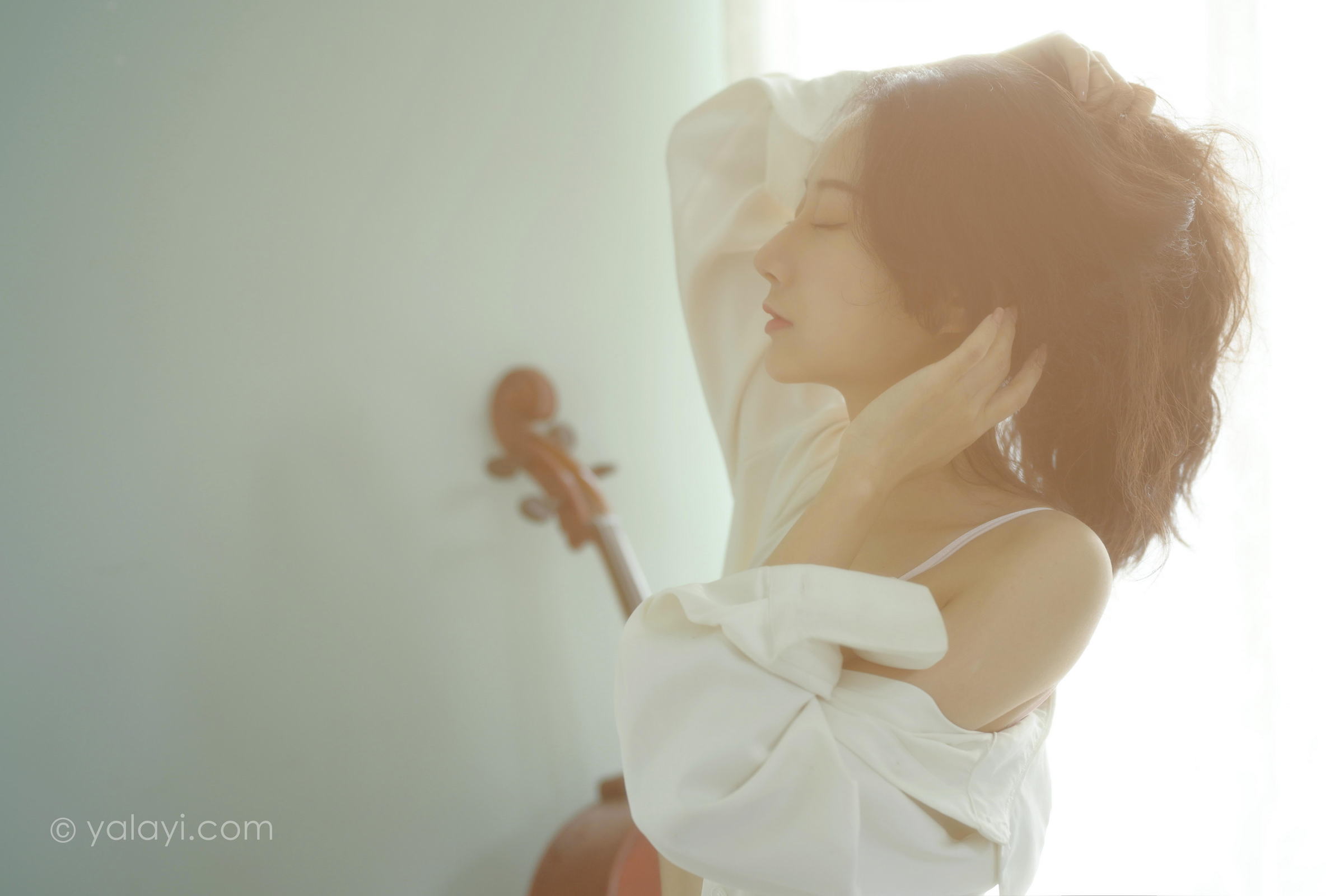 [YALAYI雅拉伊]2022.08.12 清晨的景色 何嘉颖 白色衬衫加粉色蕾丝内衣性感私房写真集第2张