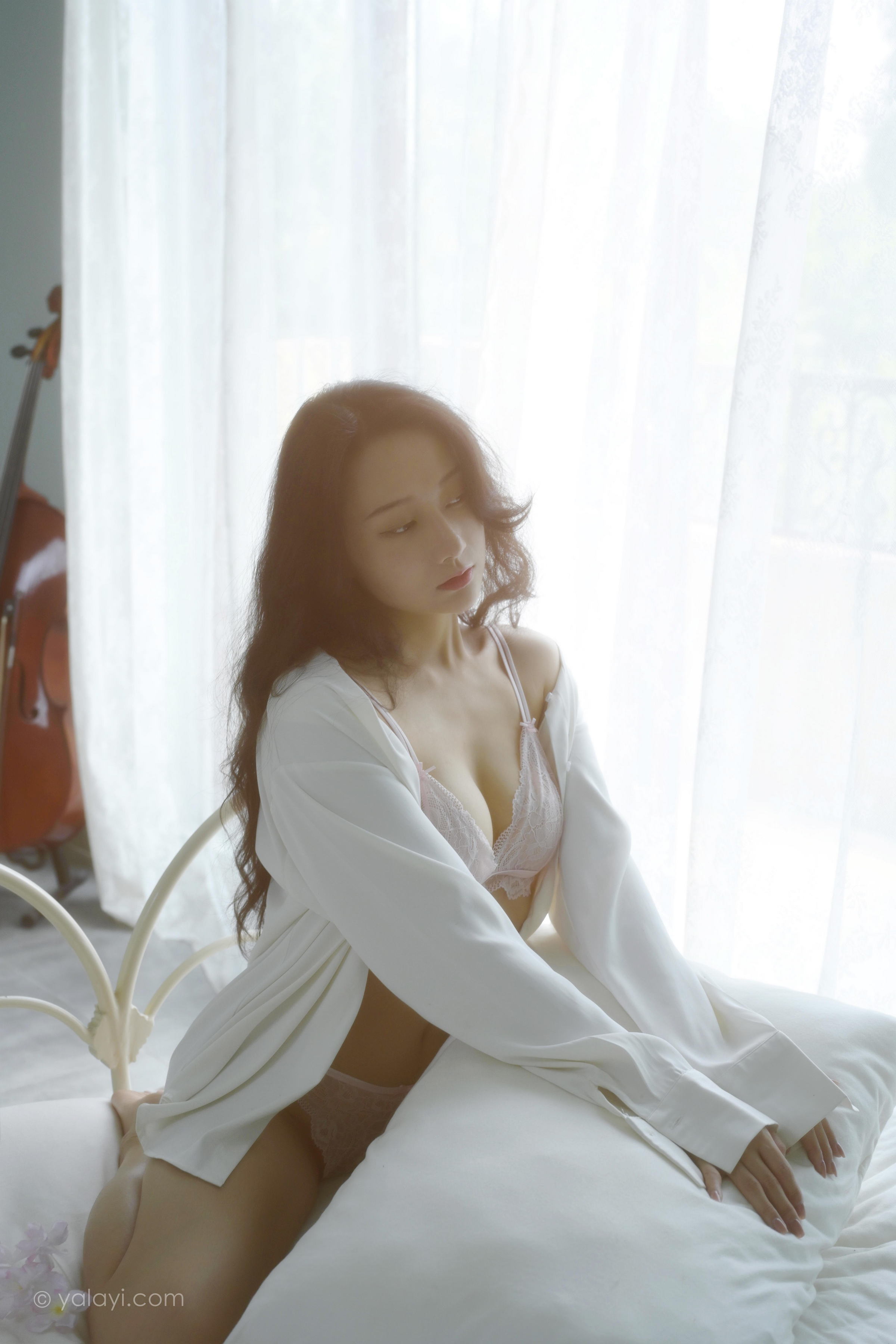 [YALAYI雅拉伊]2022.08.12 清晨的景色 何嘉颖 白色衬衫加粉色蕾丝内衣性感私房写真集第7张