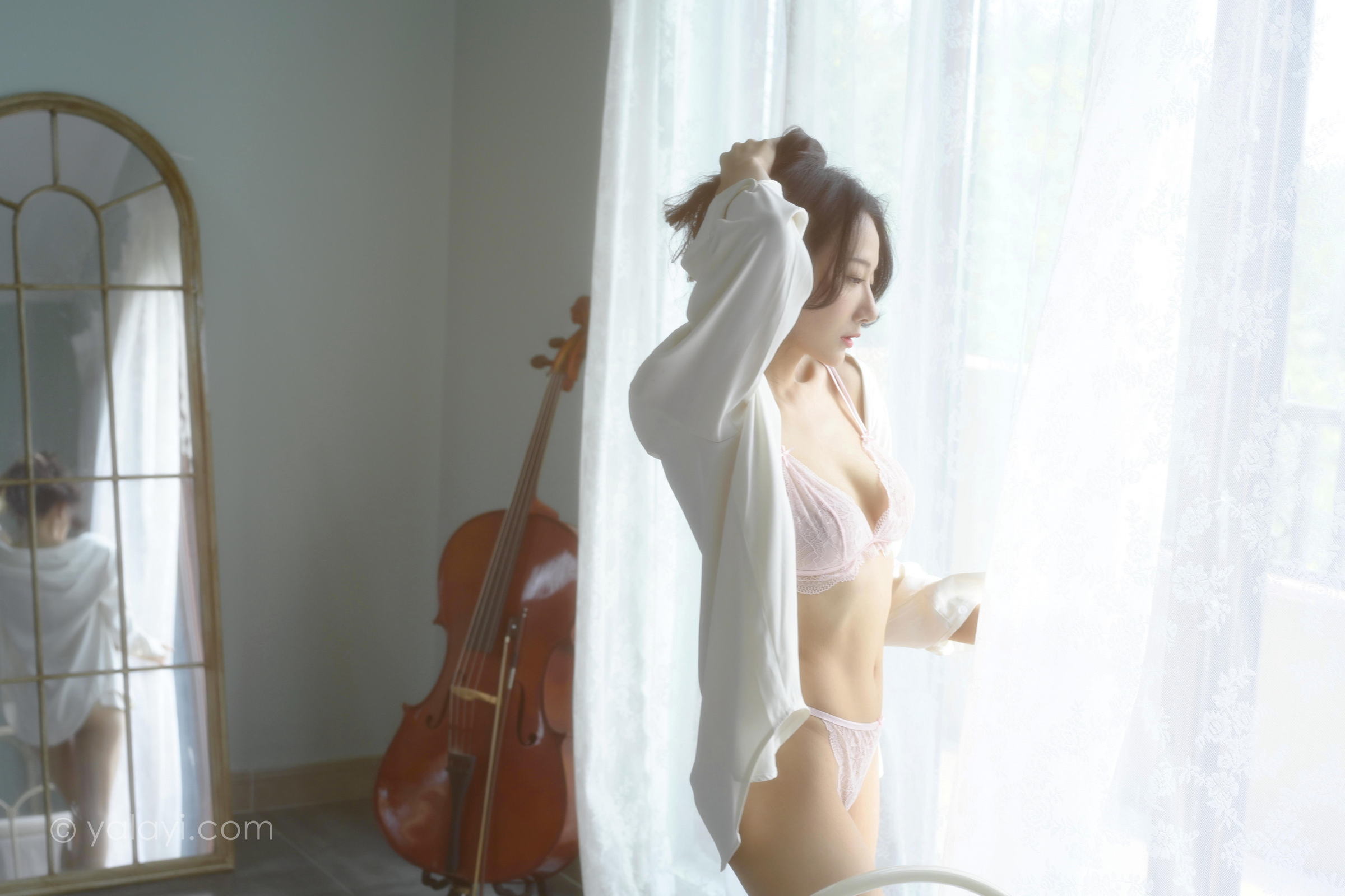 [YALAYI雅拉伊]2022.08.12 清晨的景色 何嘉颖 白色衬衫加粉色蕾丝内衣性感私房写真集第6张