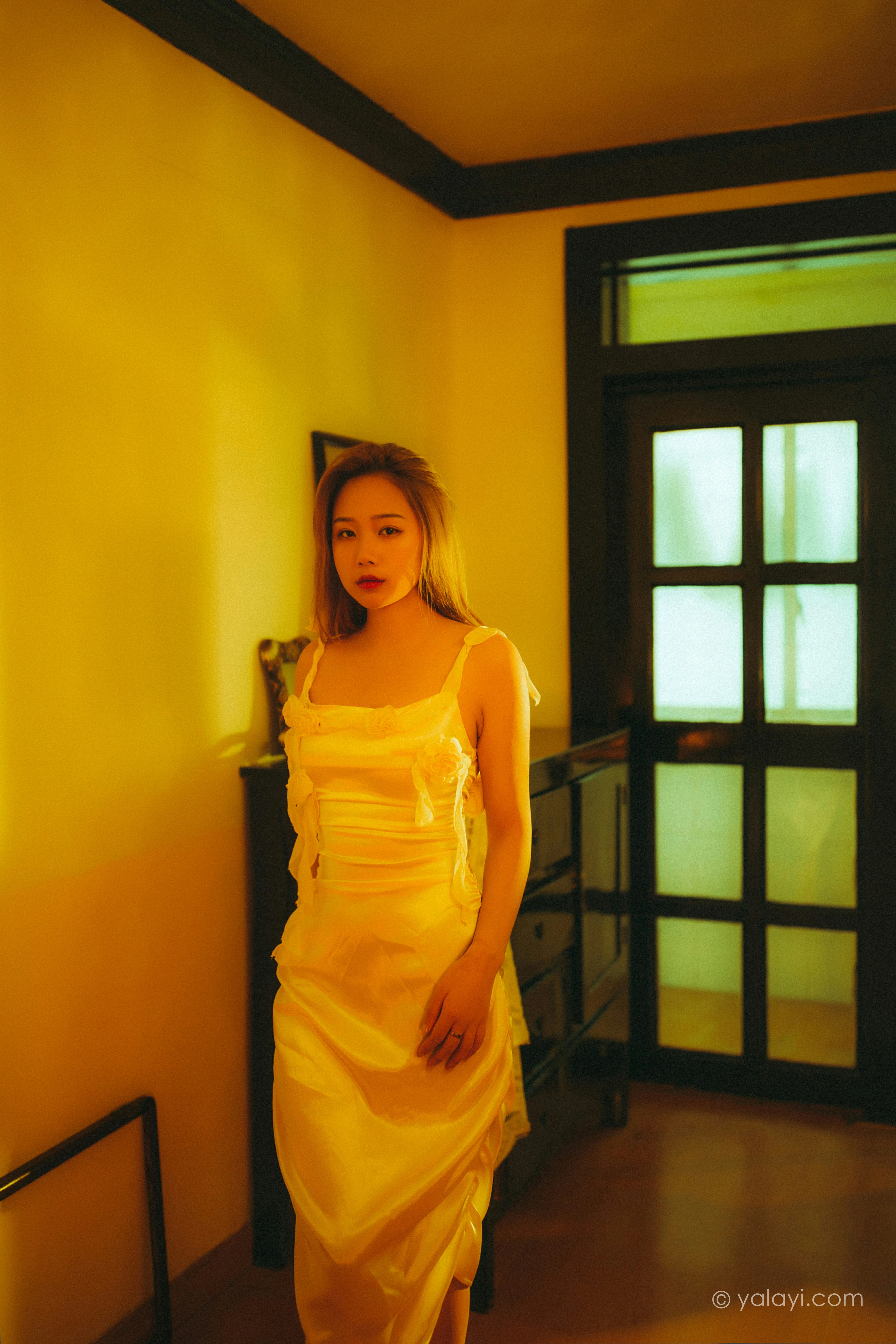 [YALAYI雅拉伊]NO.785 暮光之吻 岳璐璐 白色吊带连衣裙加性感内衣私房写真集第2张