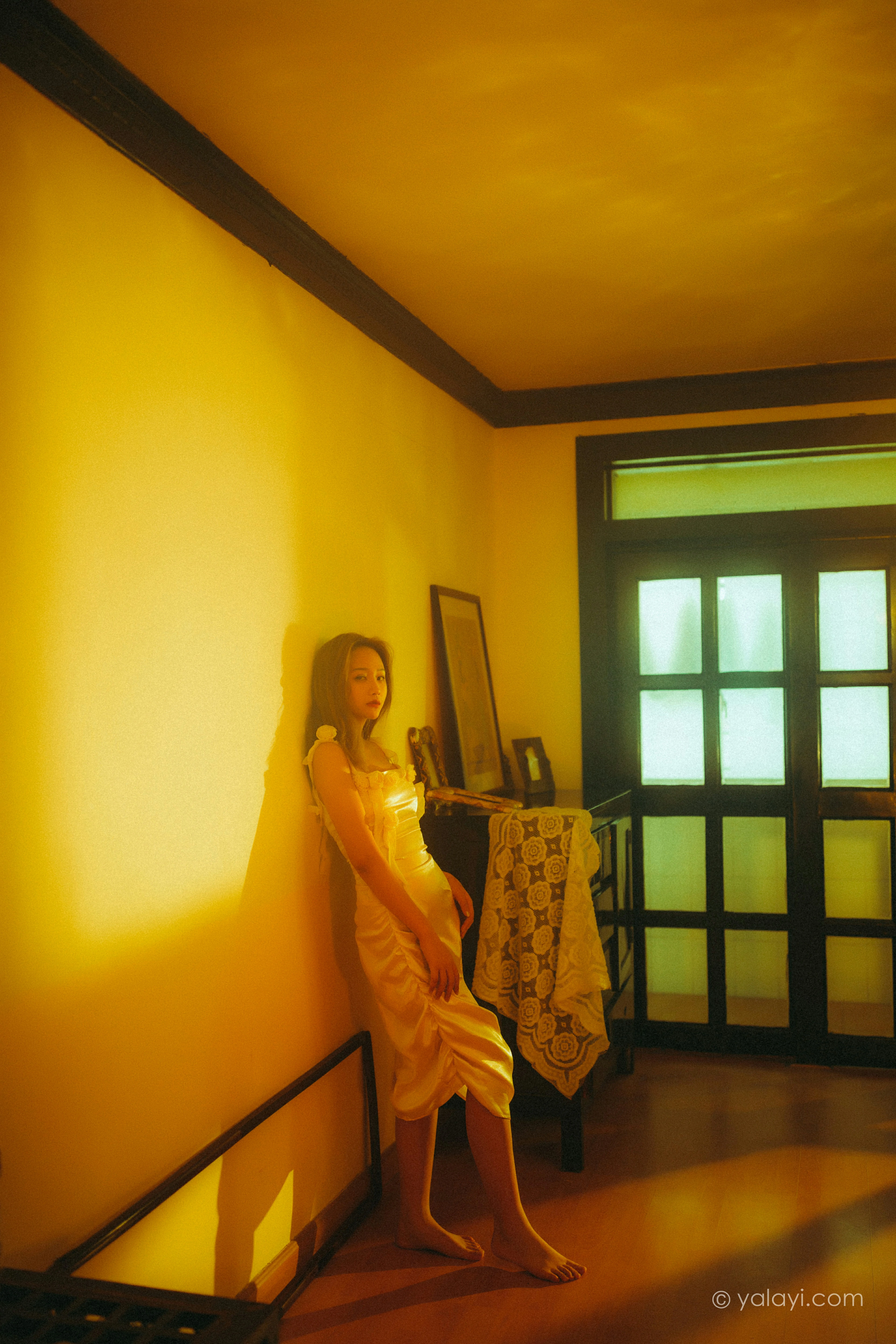 [YALAYI雅拉伊]NO.785 暮光之吻 岳璐璐 白色吊带连衣裙加性感内衣私房写真集第3张