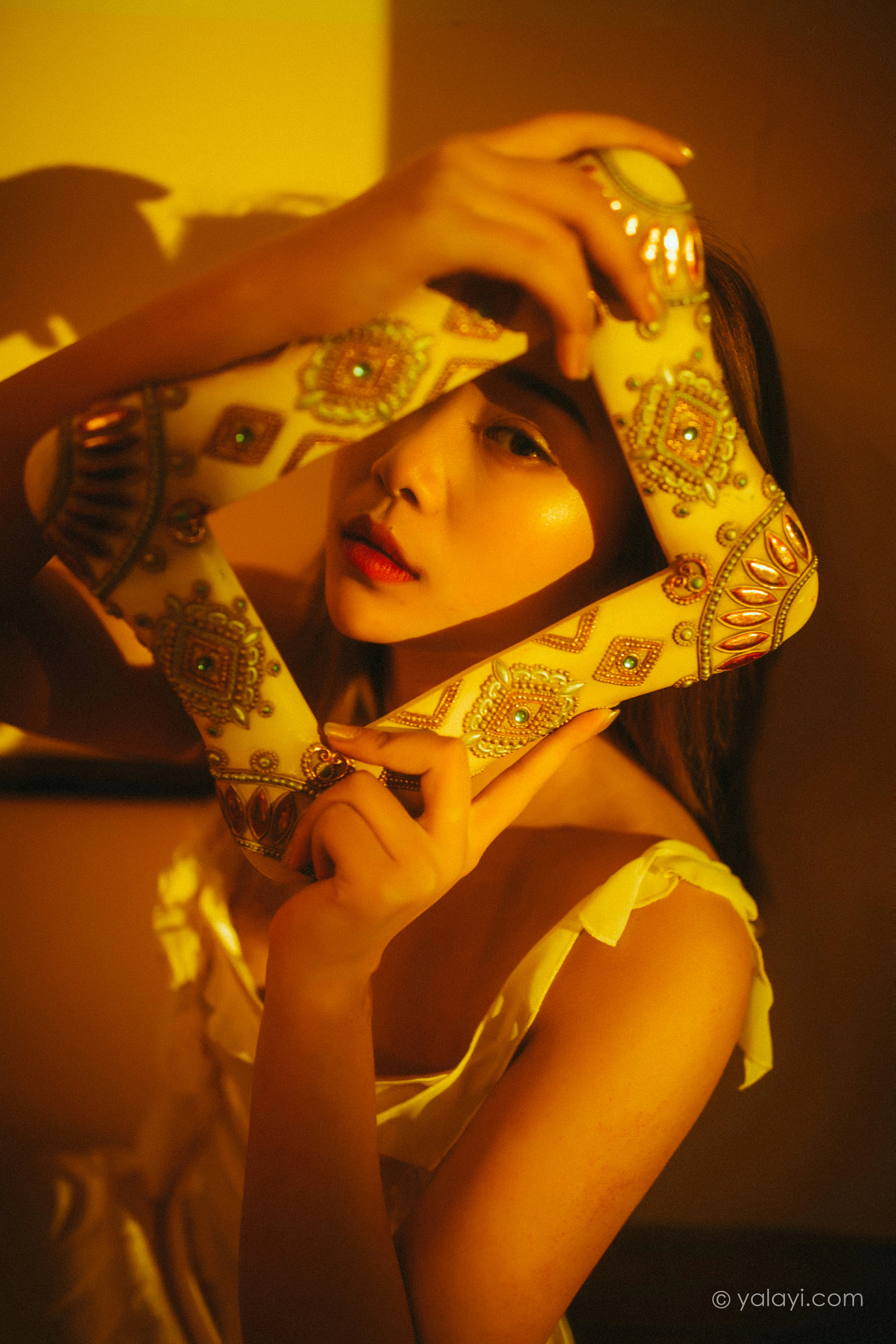 [YALAYI雅拉伊]NO.785 暮光之吻 岳璐璐 白色吊带连衣裙加性感内衣私房写真集第5张