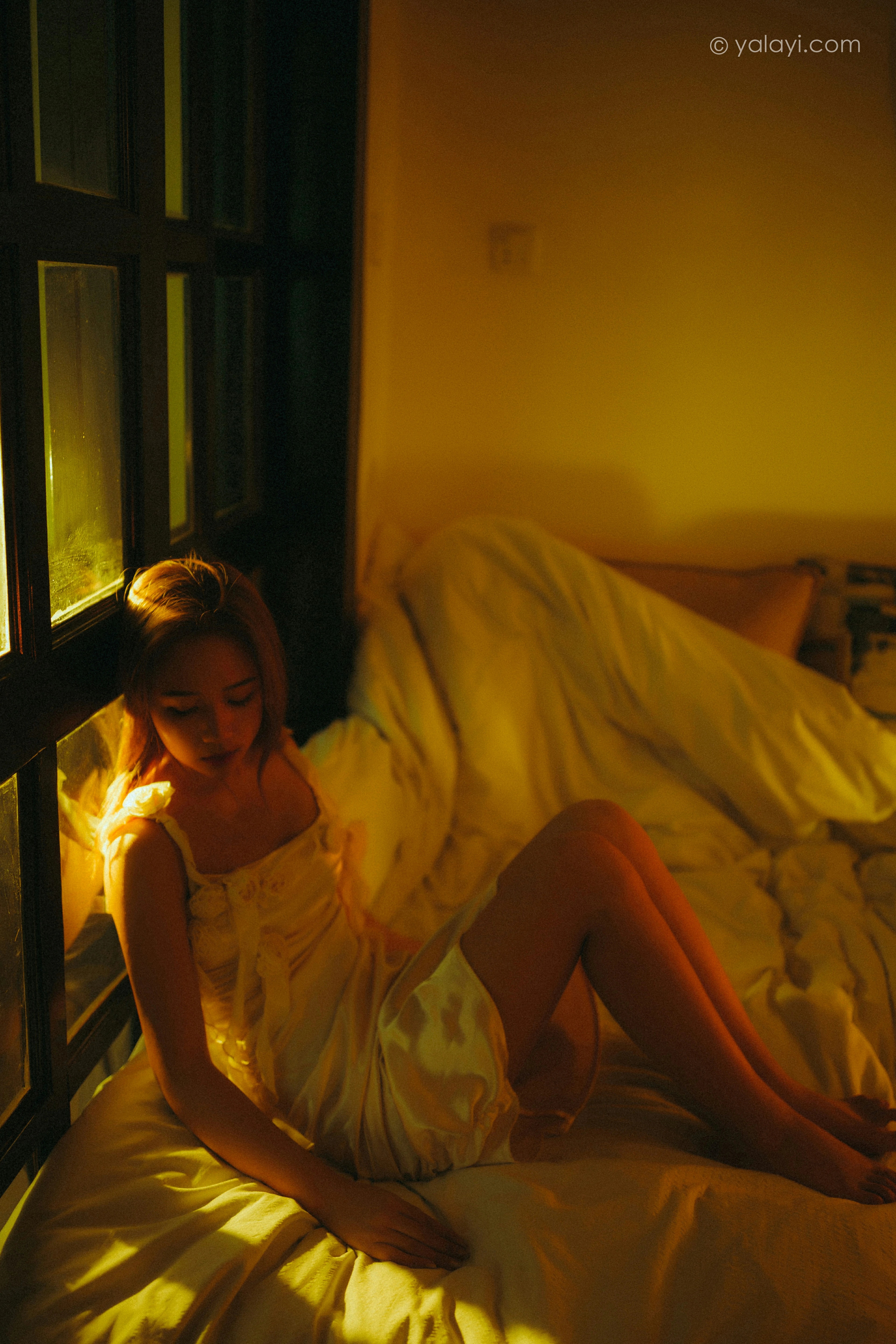 [YALAYI雅拉伊]NO.785 暮光之吻 岳璐璐 白色吊带连衣裙加性感内衣私房写真集第8张