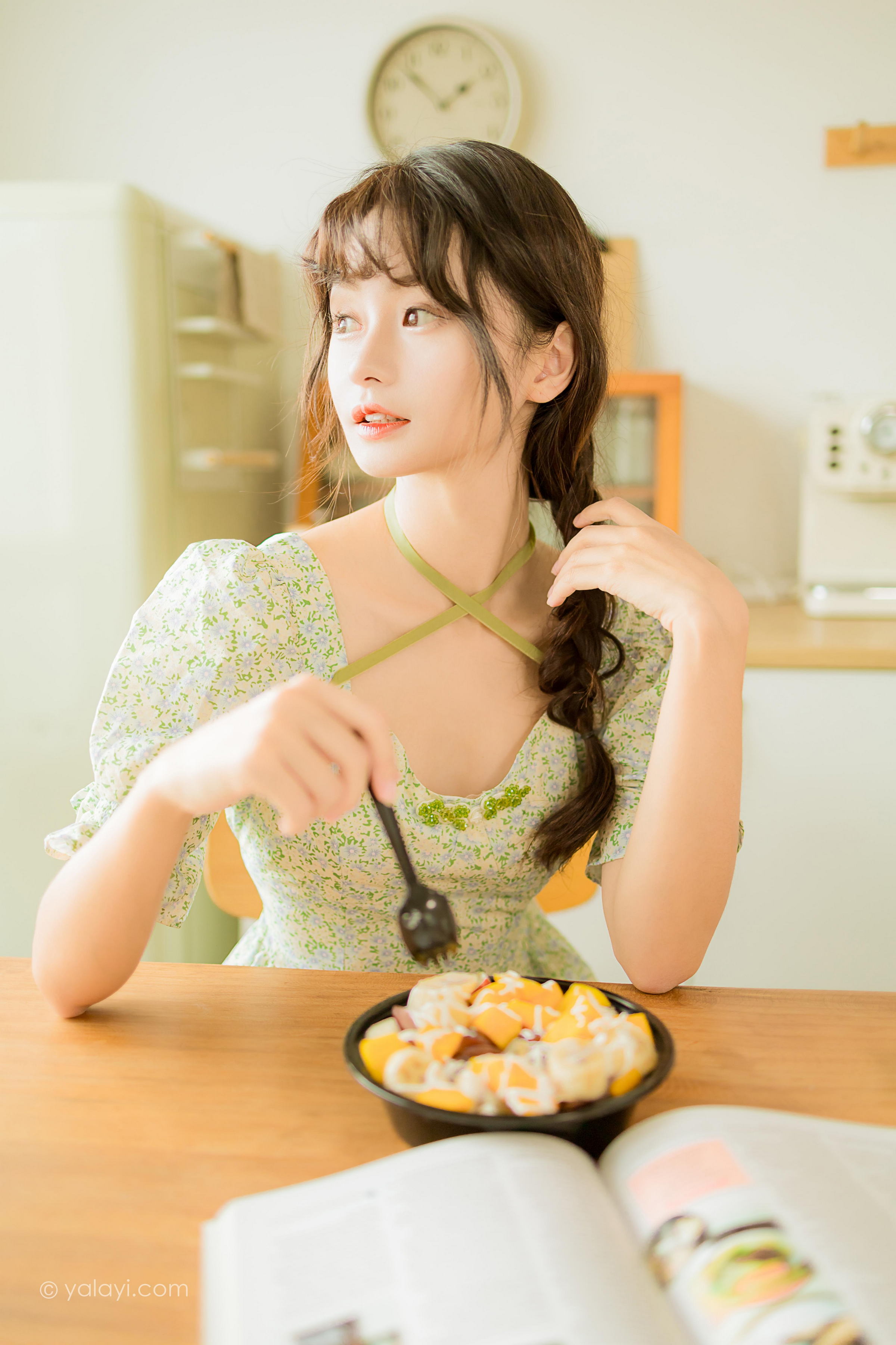 [YALAYI雅拉伊]2022.08.15 花之香 小亭 淡绿色连衣裙加肉丝美腿清纯写真集第7张